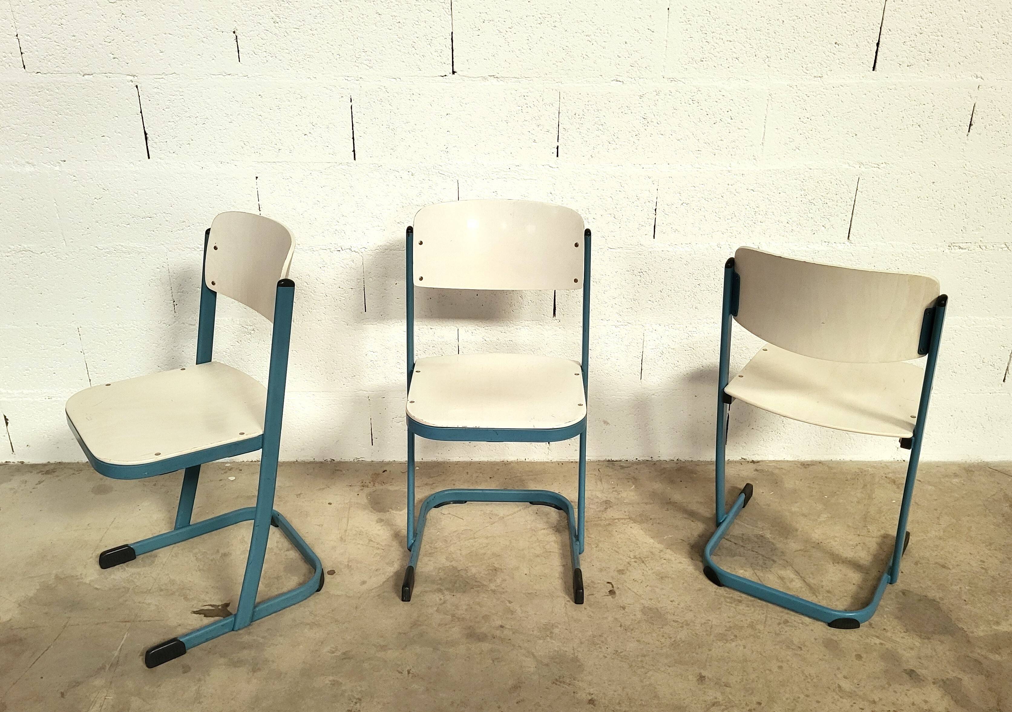 20 Chaises d'école bleues du designer Karl Northheler