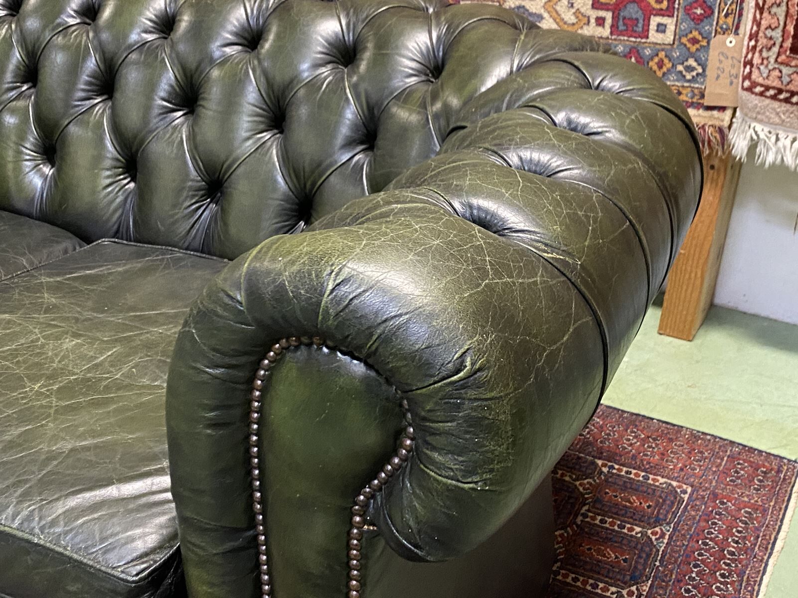 Chesterfield 2-seater green leather sofa from the 1980s