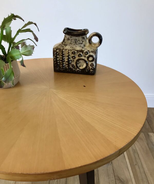 Table basse tripode en bois et marqueterie bicolore design scandinave 1950