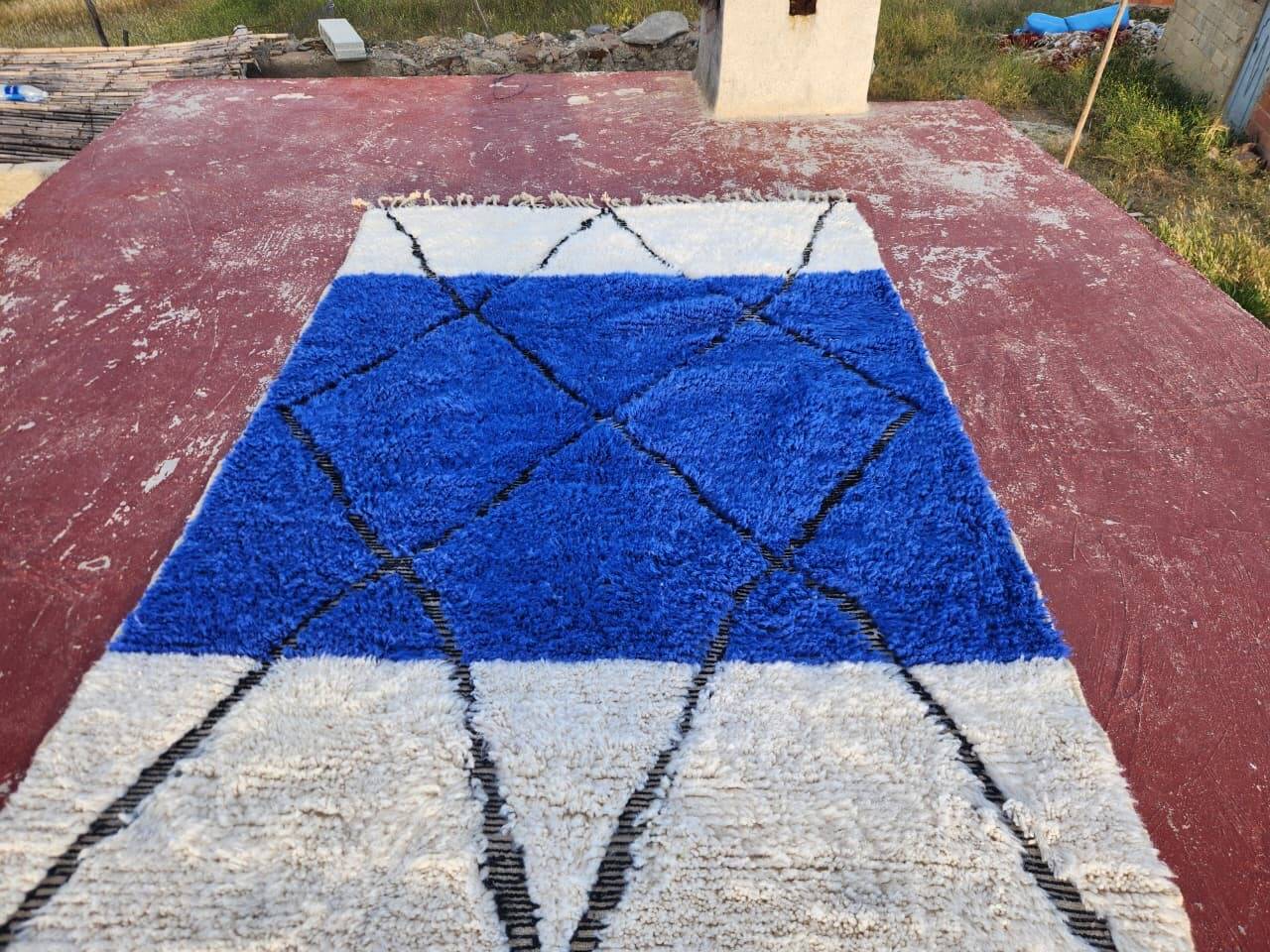Cobalt and ecru Beni Ouarain rug in wool – 250 x 150 cm