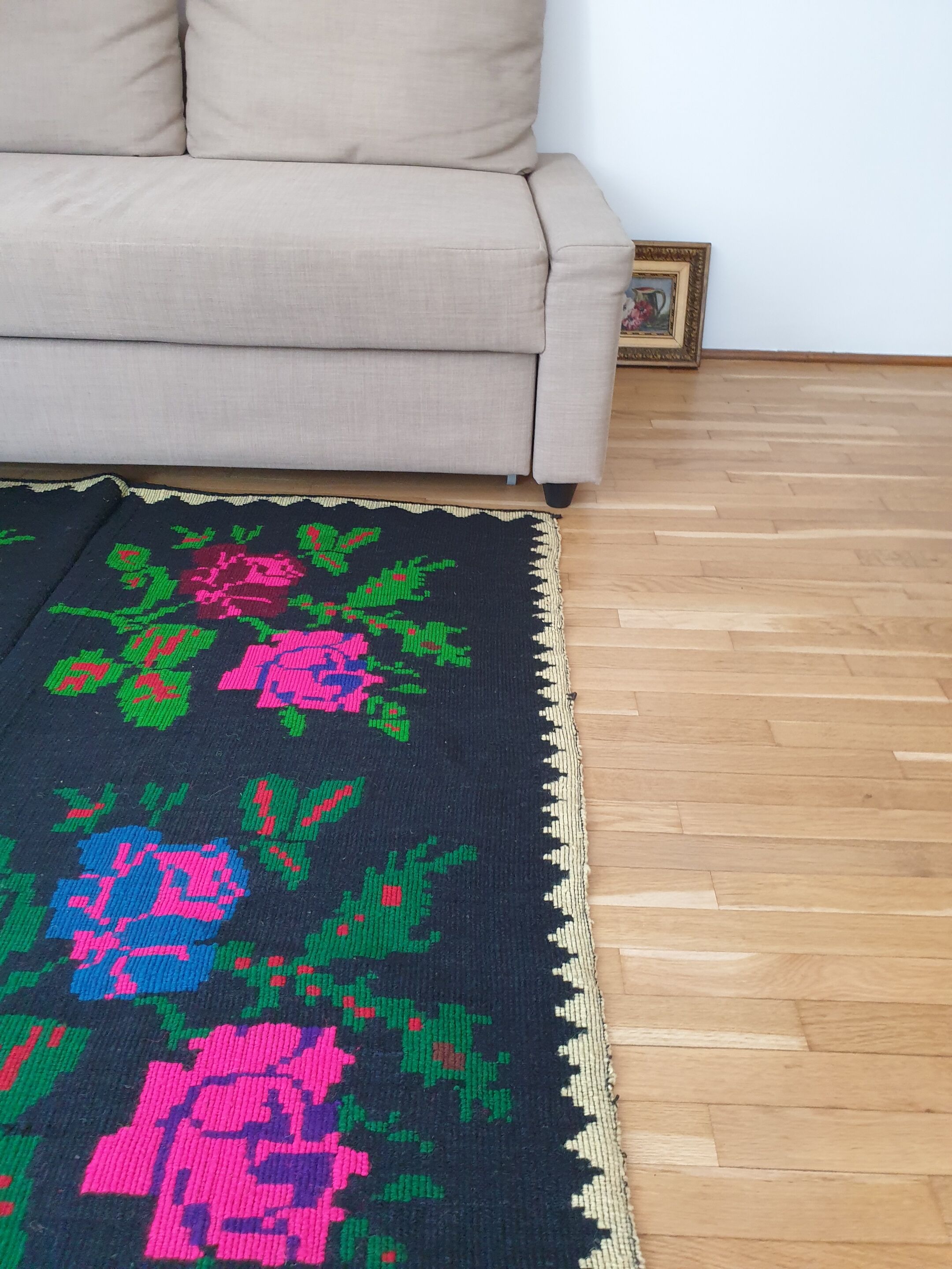 Tapis roumain tissé à la main, fond noir avec de grandes roses