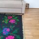 Tapis roumain tissé à la main, fond noir avec de grandes roses