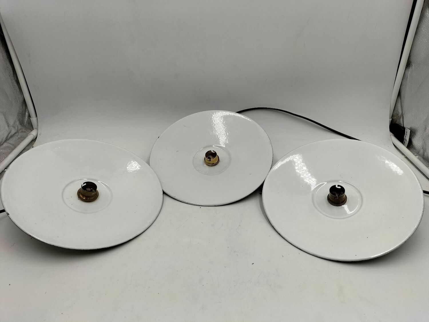 Suspensions in enamelled sheets