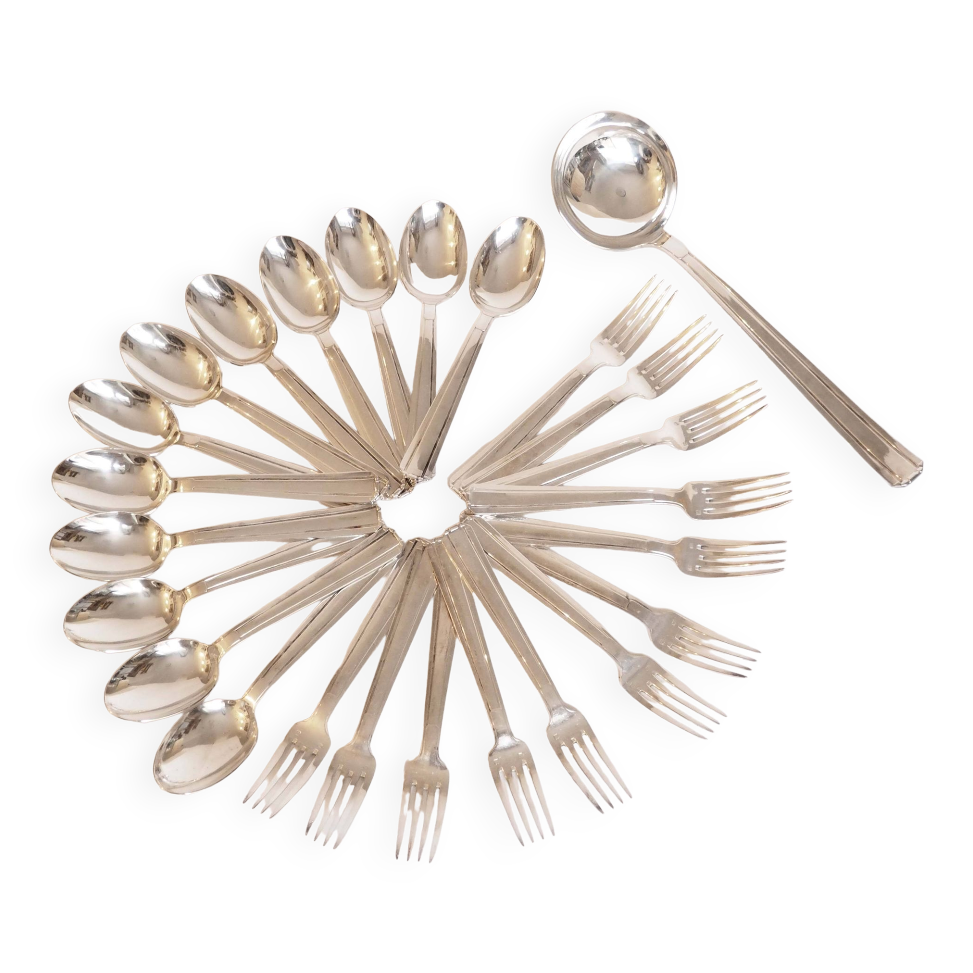 Service métal argenté 12 cuillères soupe, 12 fourchettes et louche.