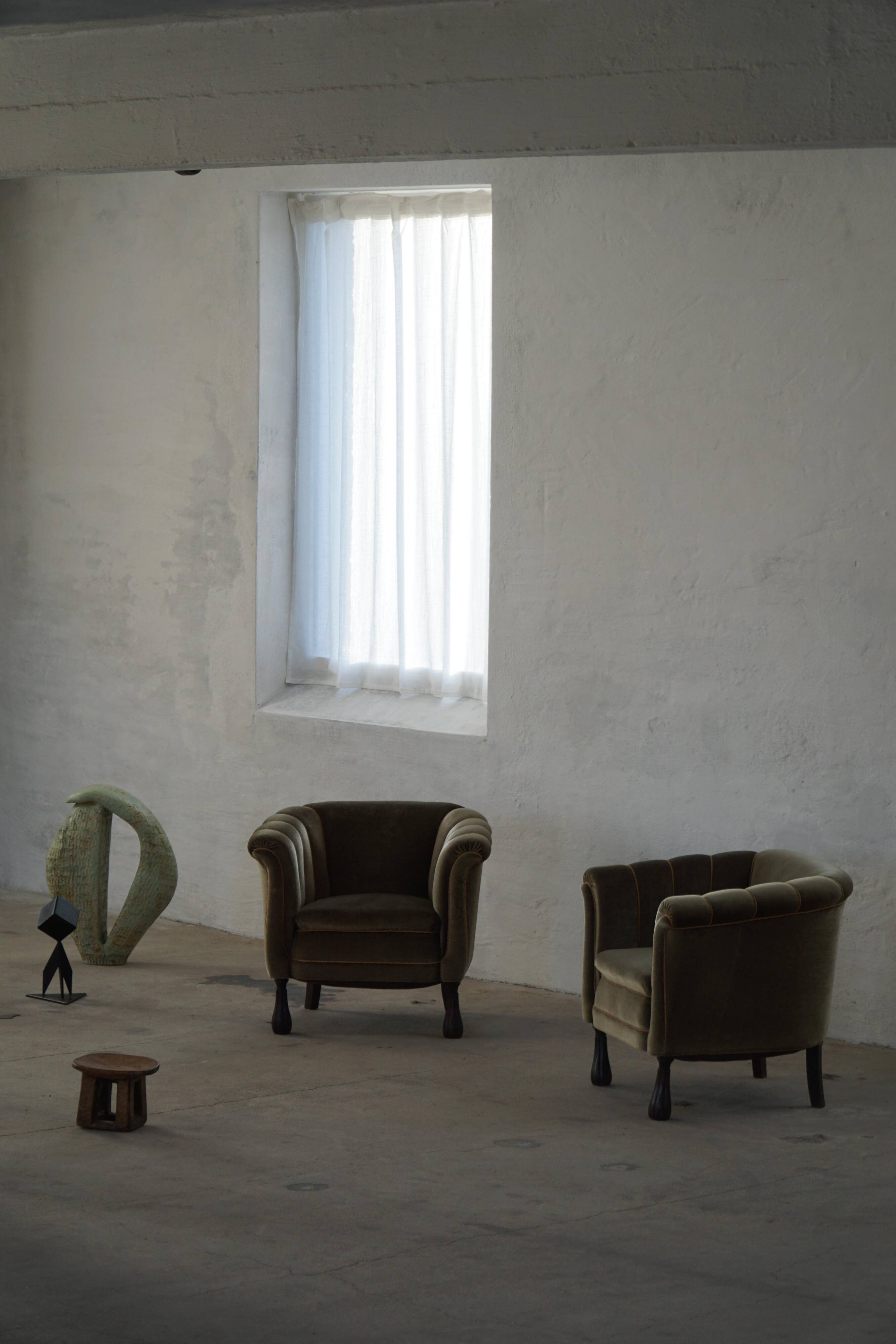 Mid-20th century, pair of Danish shell lounge chairs in green velvet, 1940s.