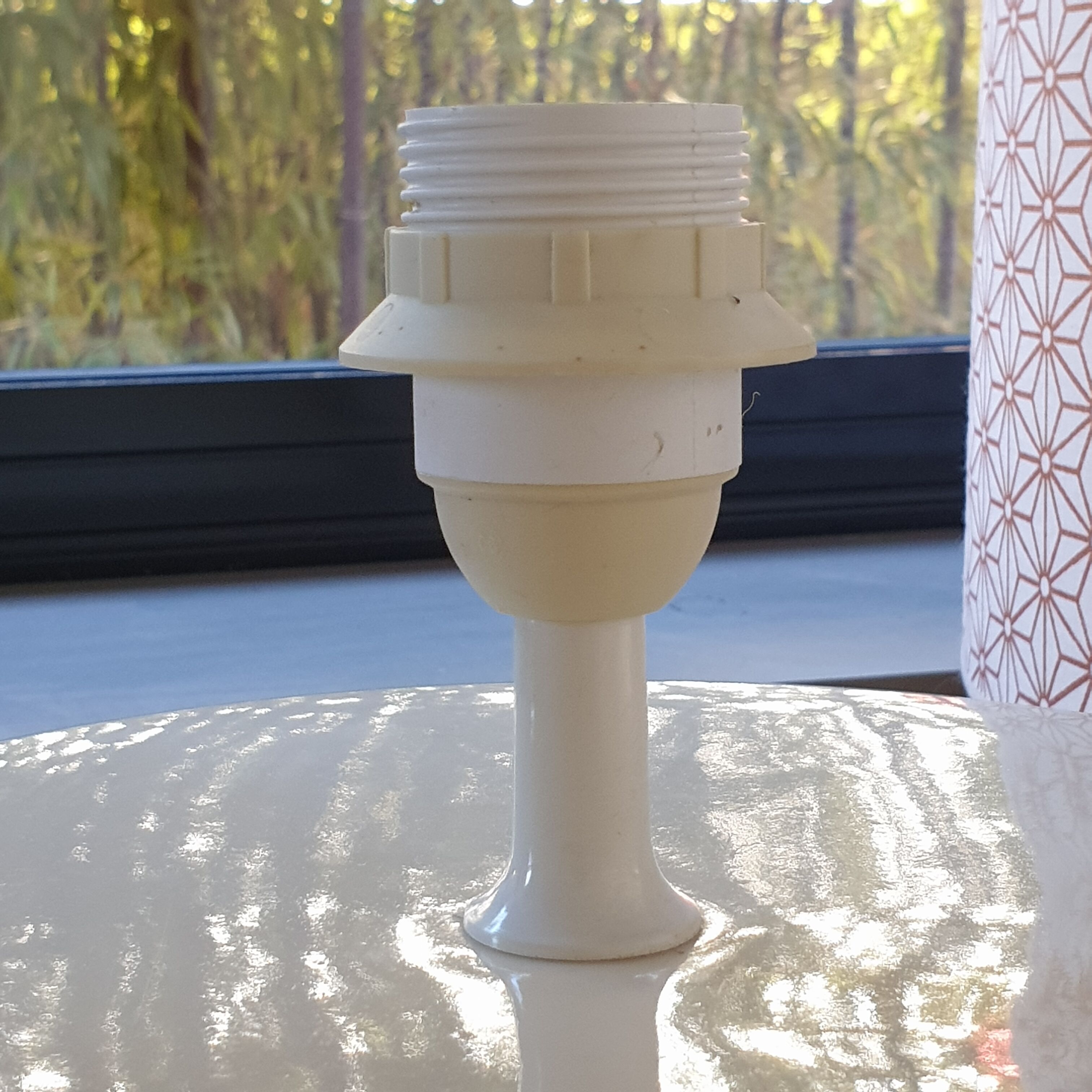 Creamy white table lamp