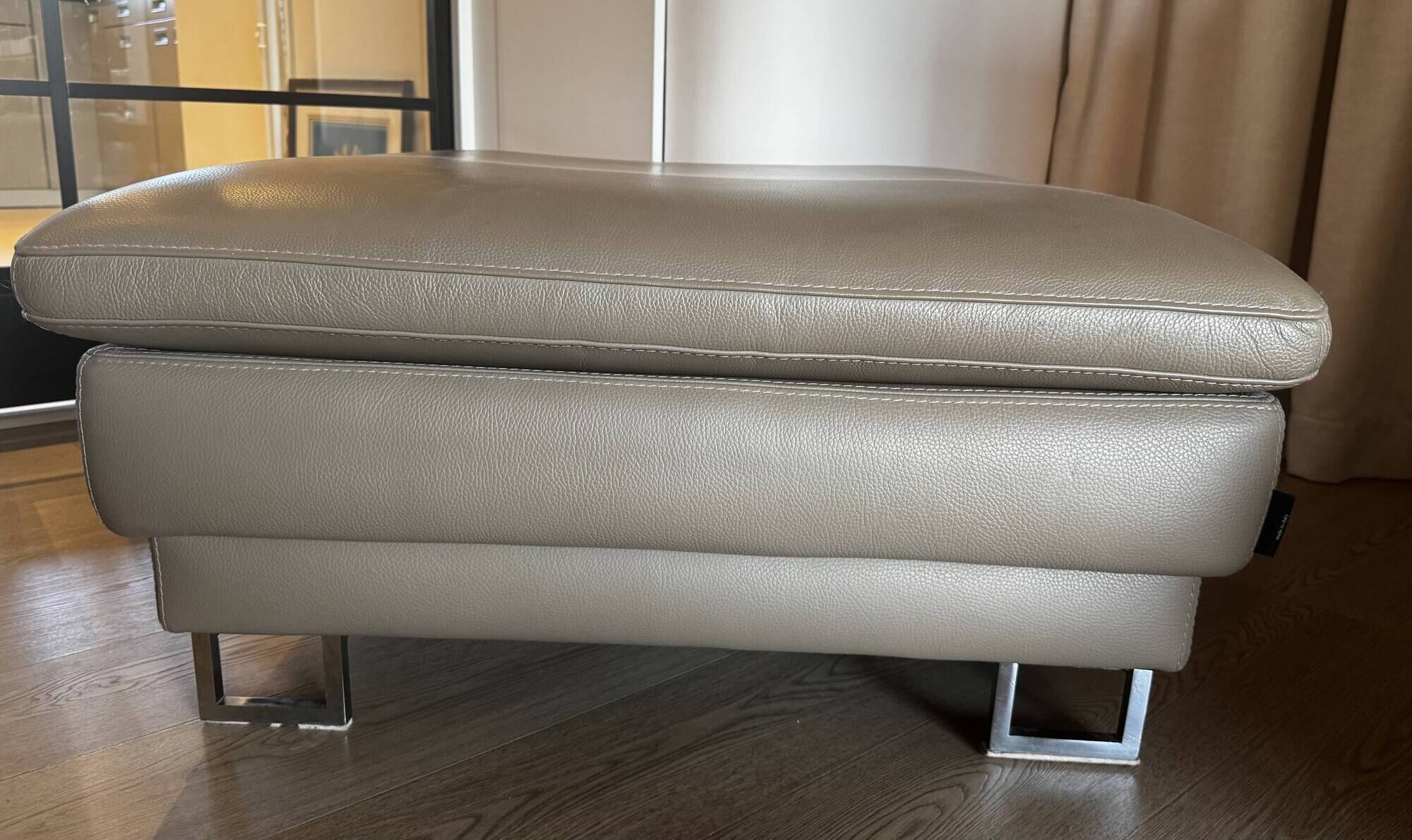 Madison pouf in leather, New York Dove, square 88x88cm, metal base.