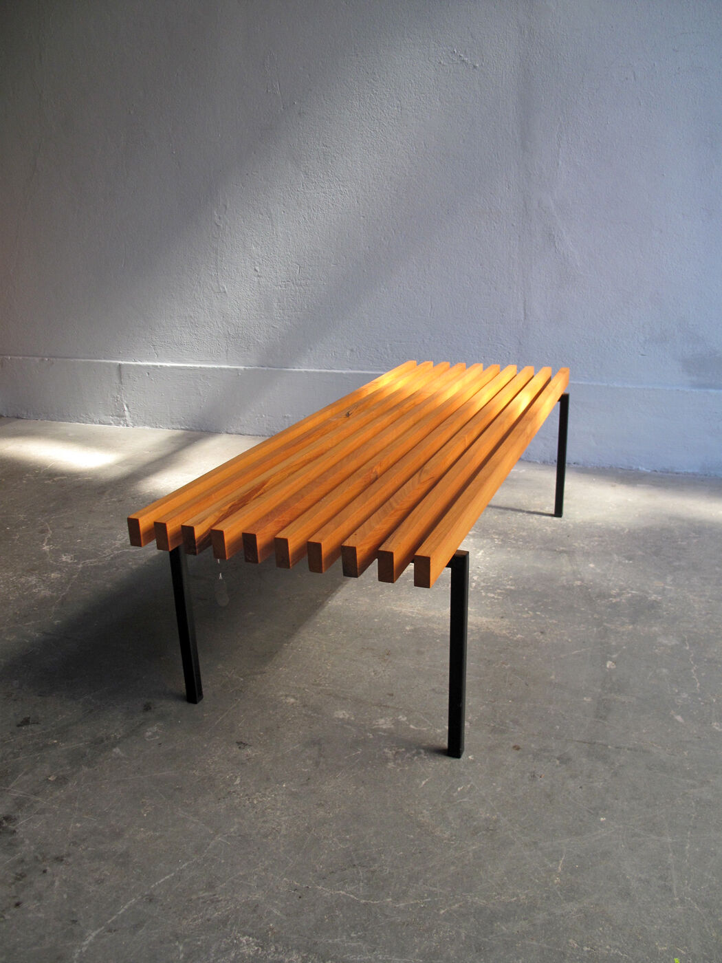 Banc en bois de cerisier, restauré