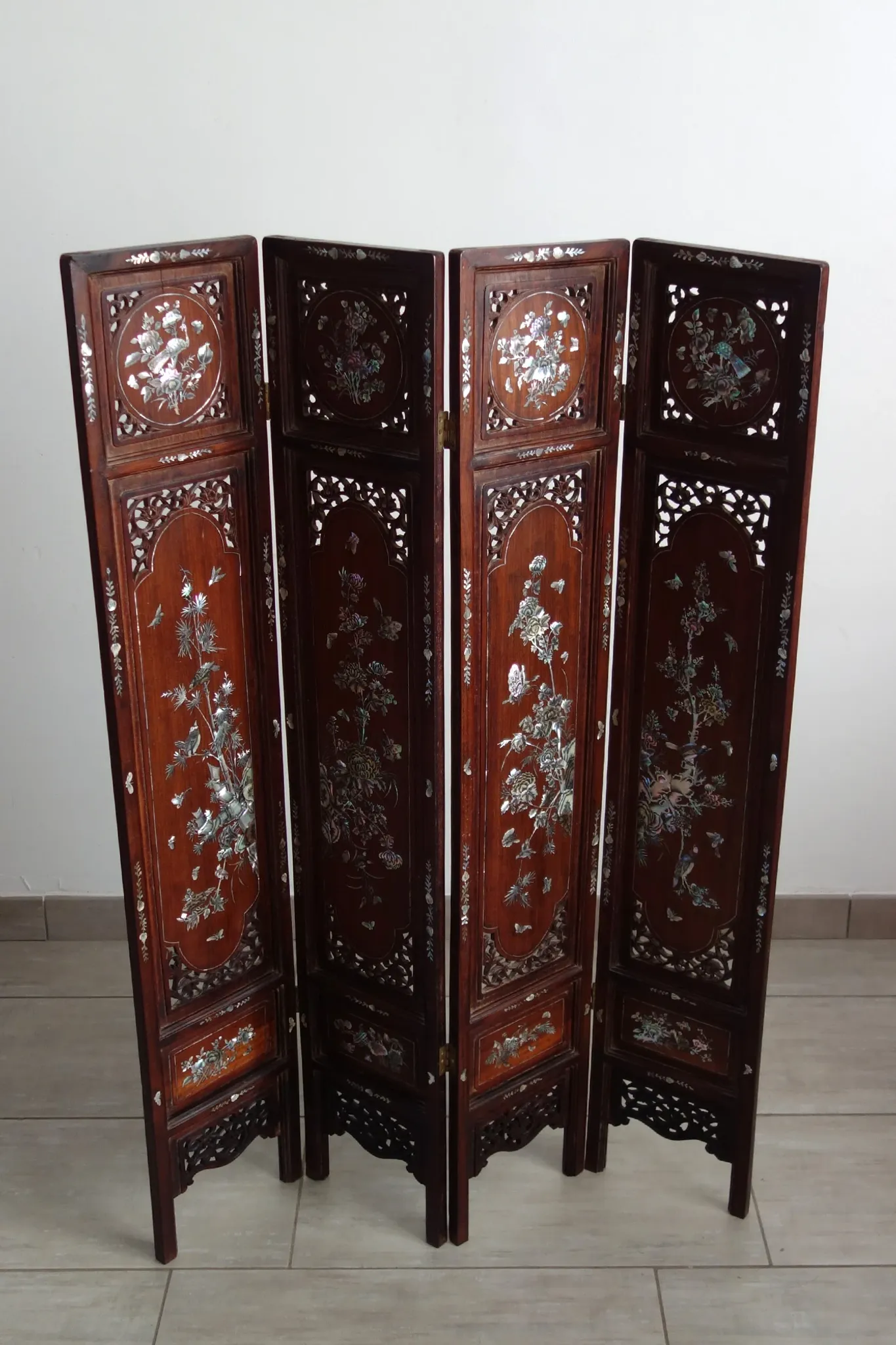 Asian screen in carved wood and mother-of-pearl marquetry.