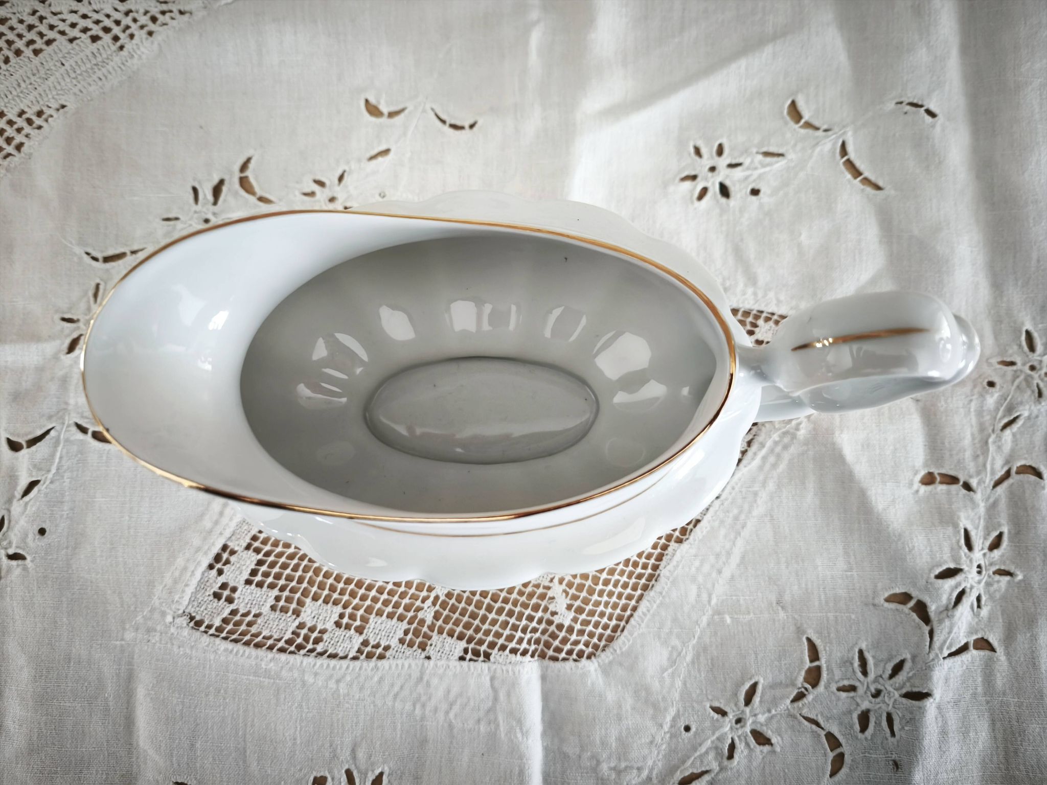 Saucière en porcelaine Manufacture blanche double filet or peint à la main