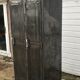 Ancien vestiaire en métal à deux portes panneautées