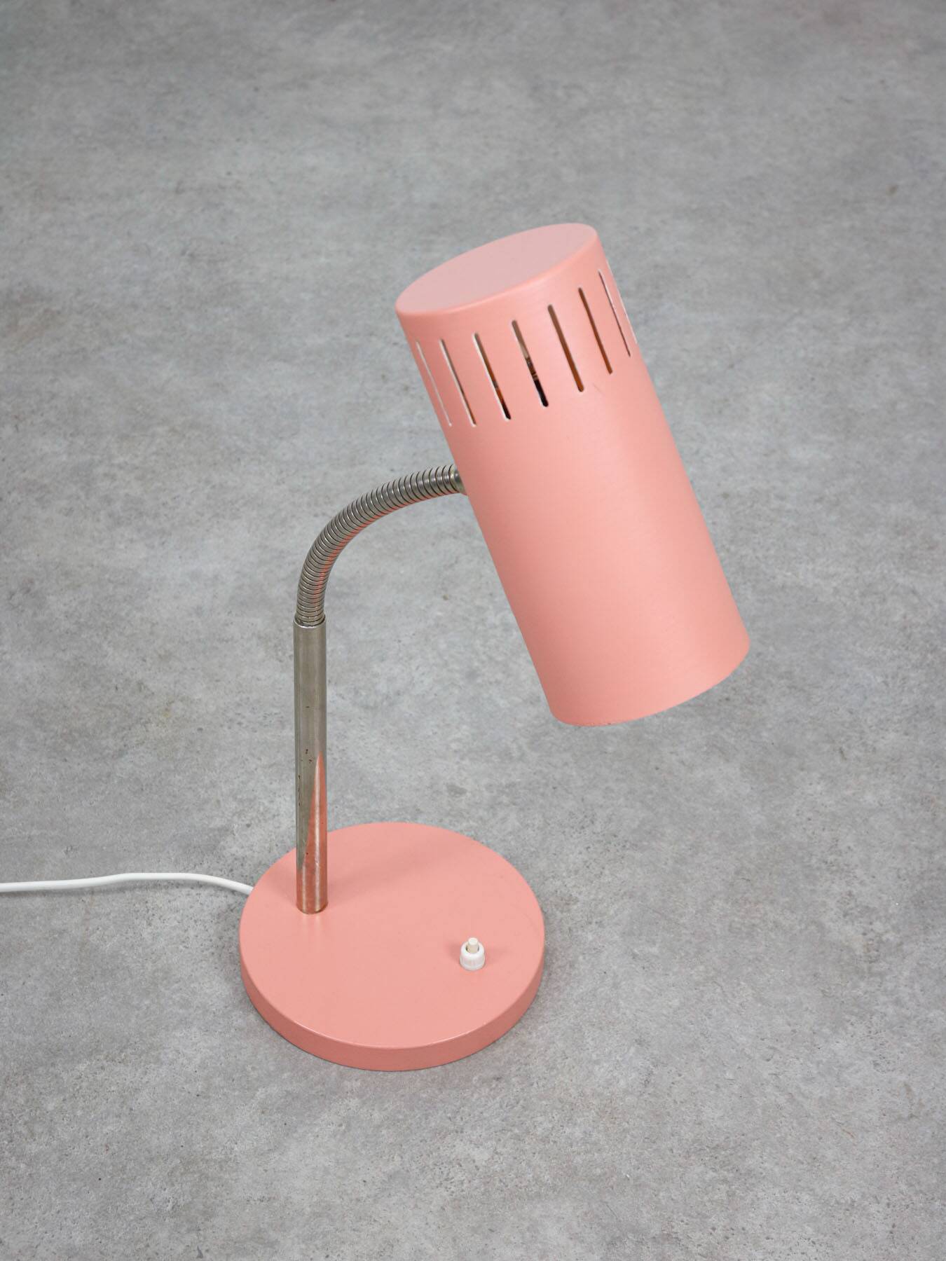 Mid-Century Modern Italian Table Lamp in Salmon and ChromeMid-Century Itali