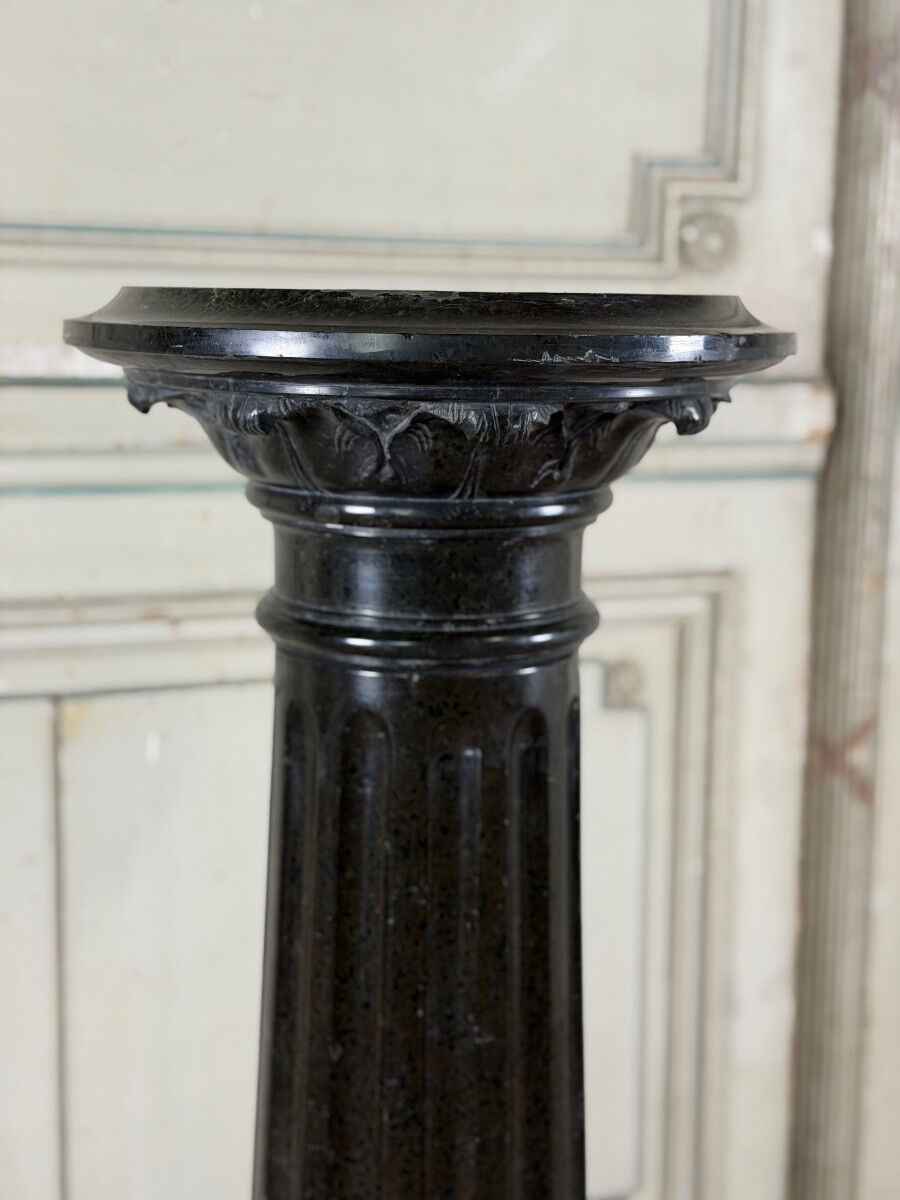 Column in green serpentine marble from around 1880