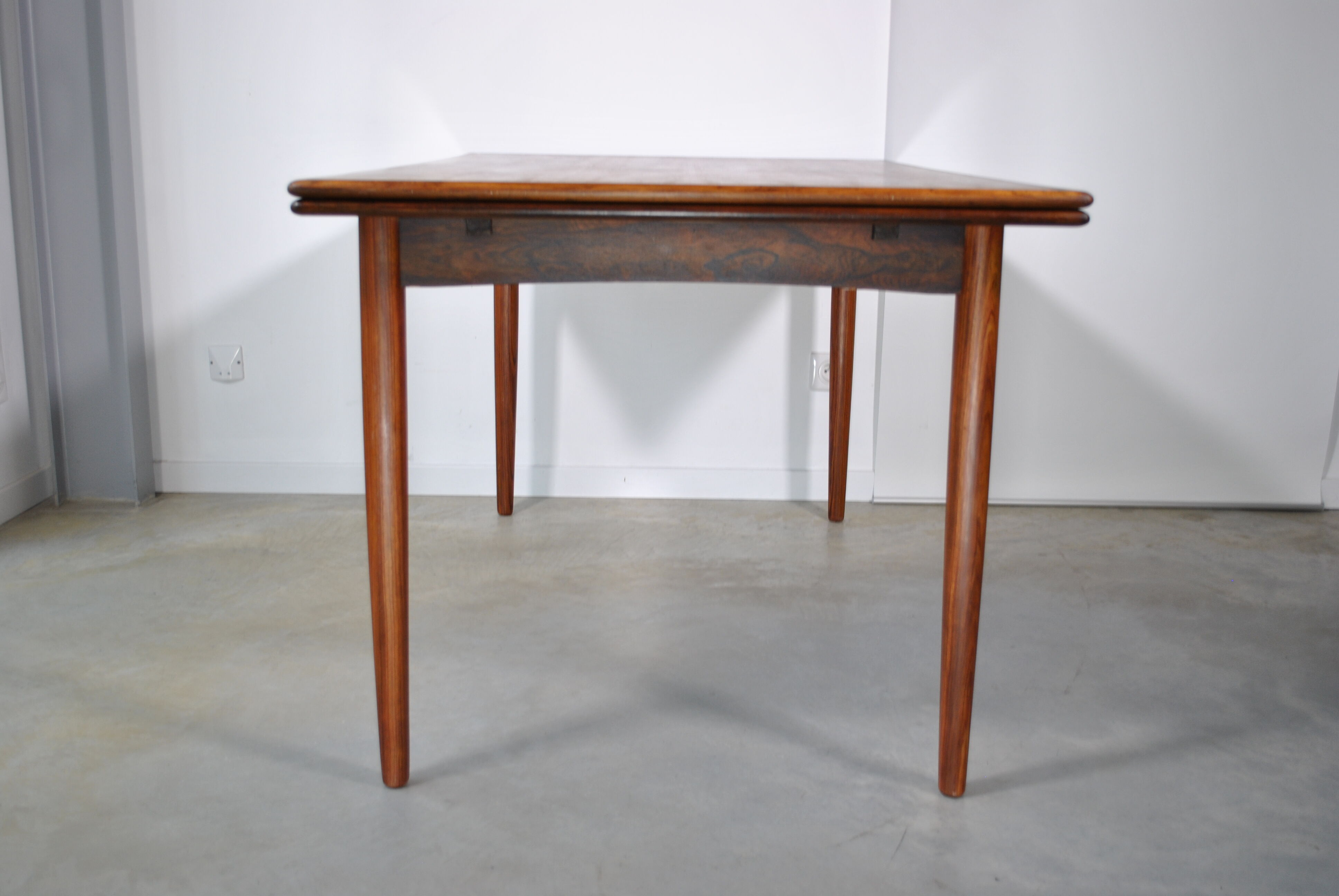 Extendable rosewood dining table year 60