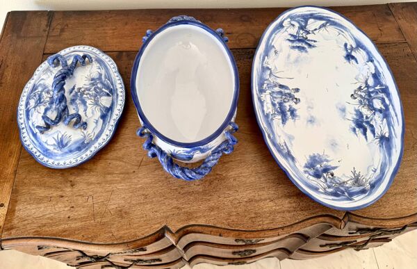 Soupière ancienne en faïence bleue avec présentoir