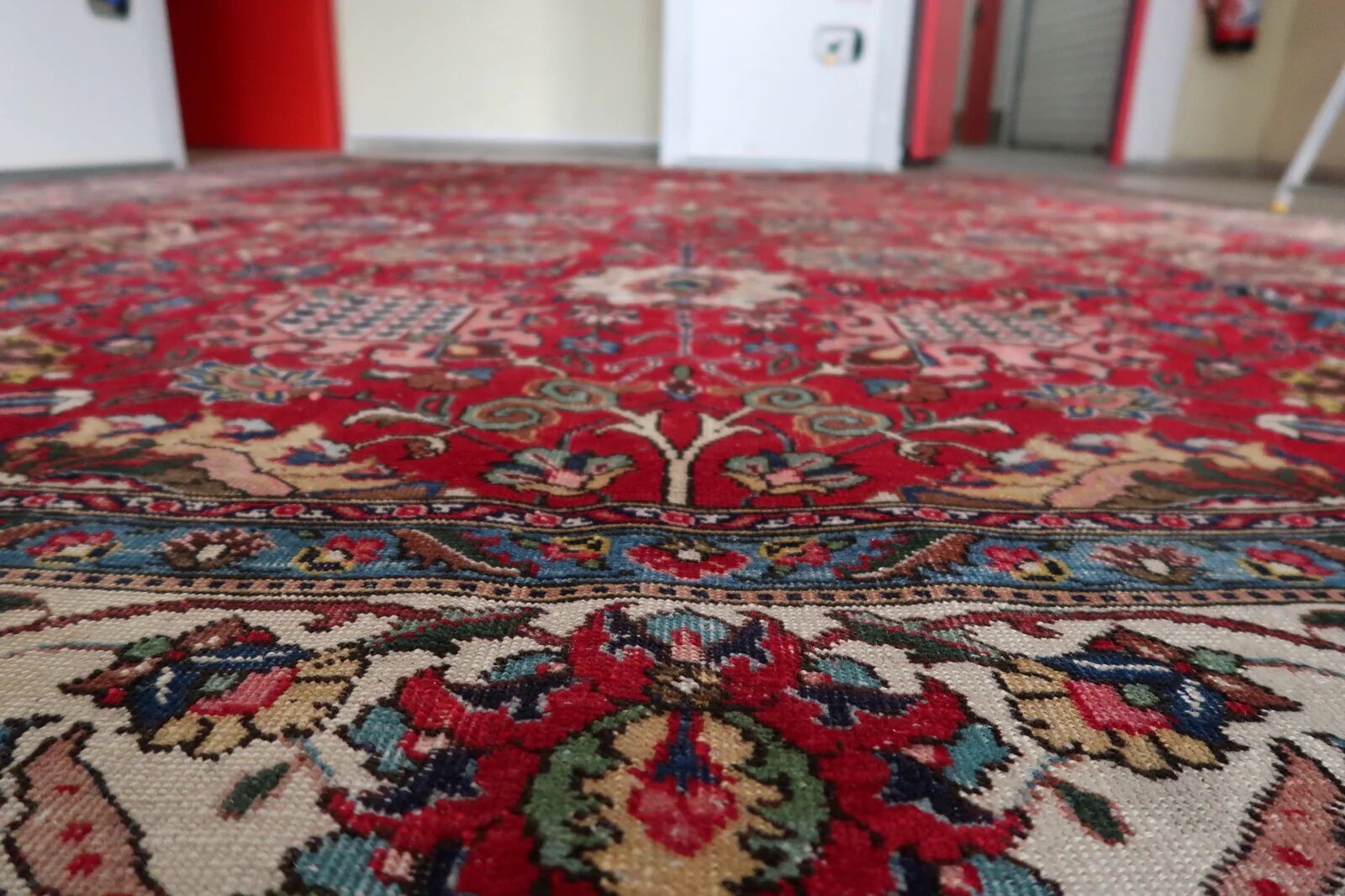 Tapis en laine Tabriz antique, motif floral Shah Abbasi sur tout le tapis, champ cramoisi, vers 1920 — 303 × 403 cm — 1C1278