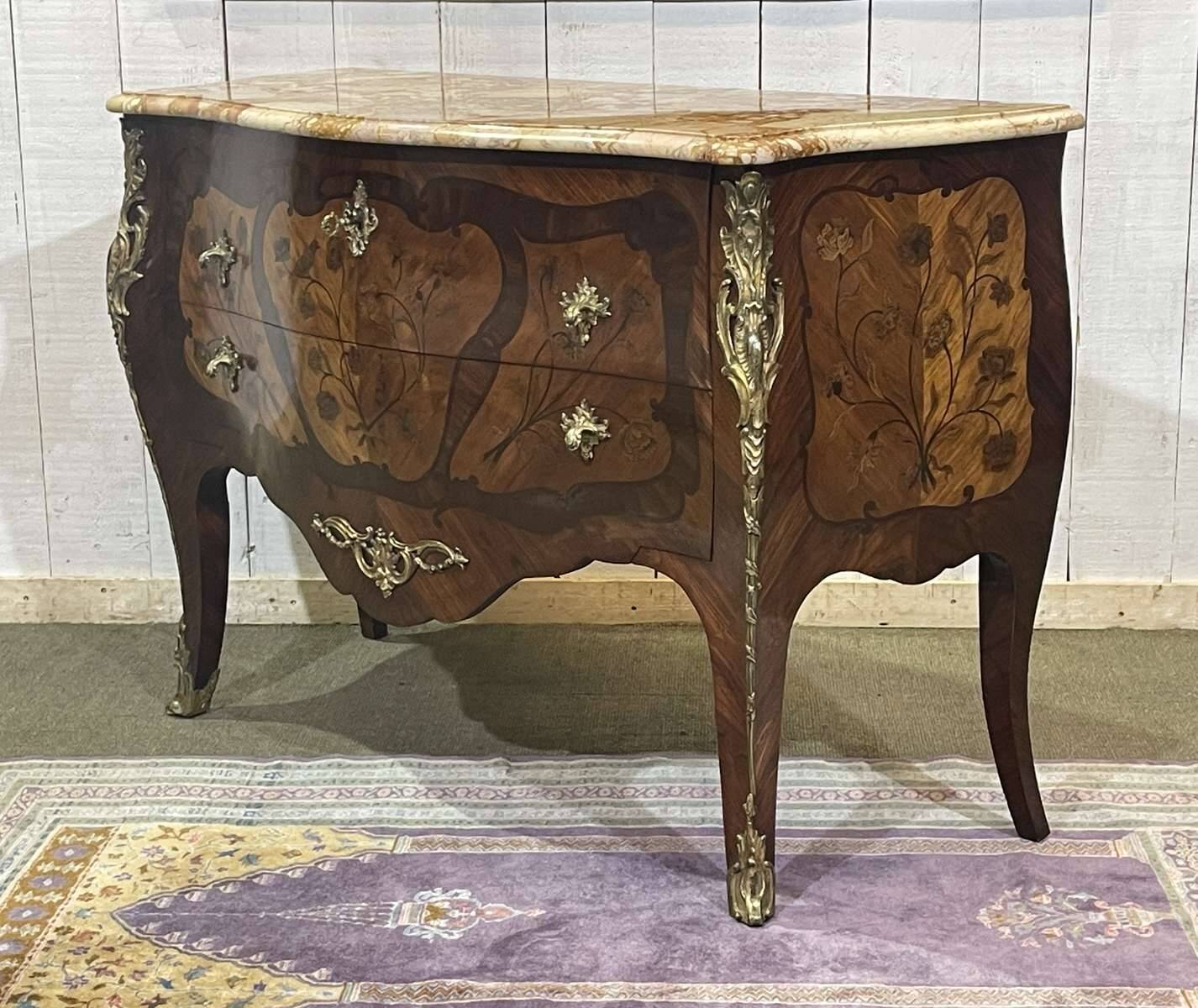 Commode de style Louis XV en bois de rose, chêne et dessus marbre
