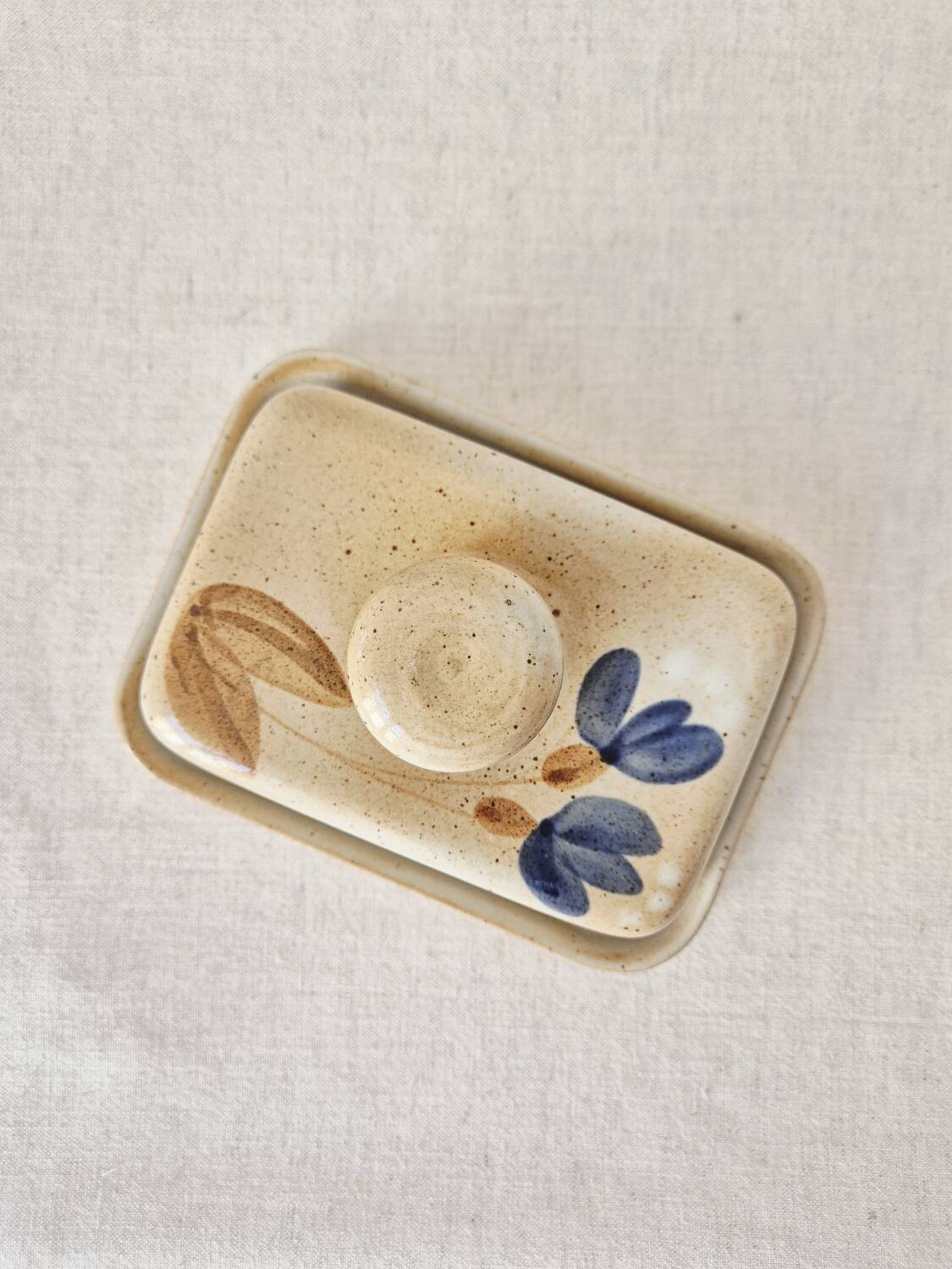 Beurrier en grès décoration florale '70s - Grès du Marais Vintage