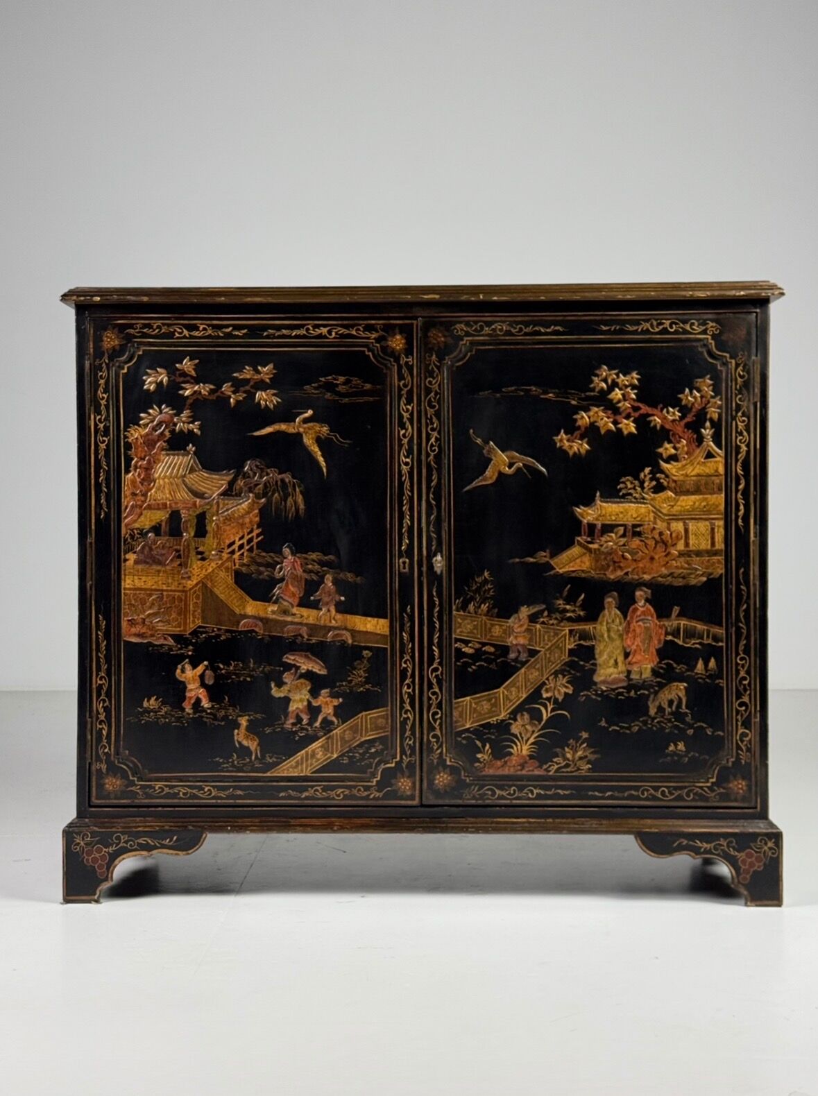 Cabinet laqué chinoiserie du 20e siècle anglais