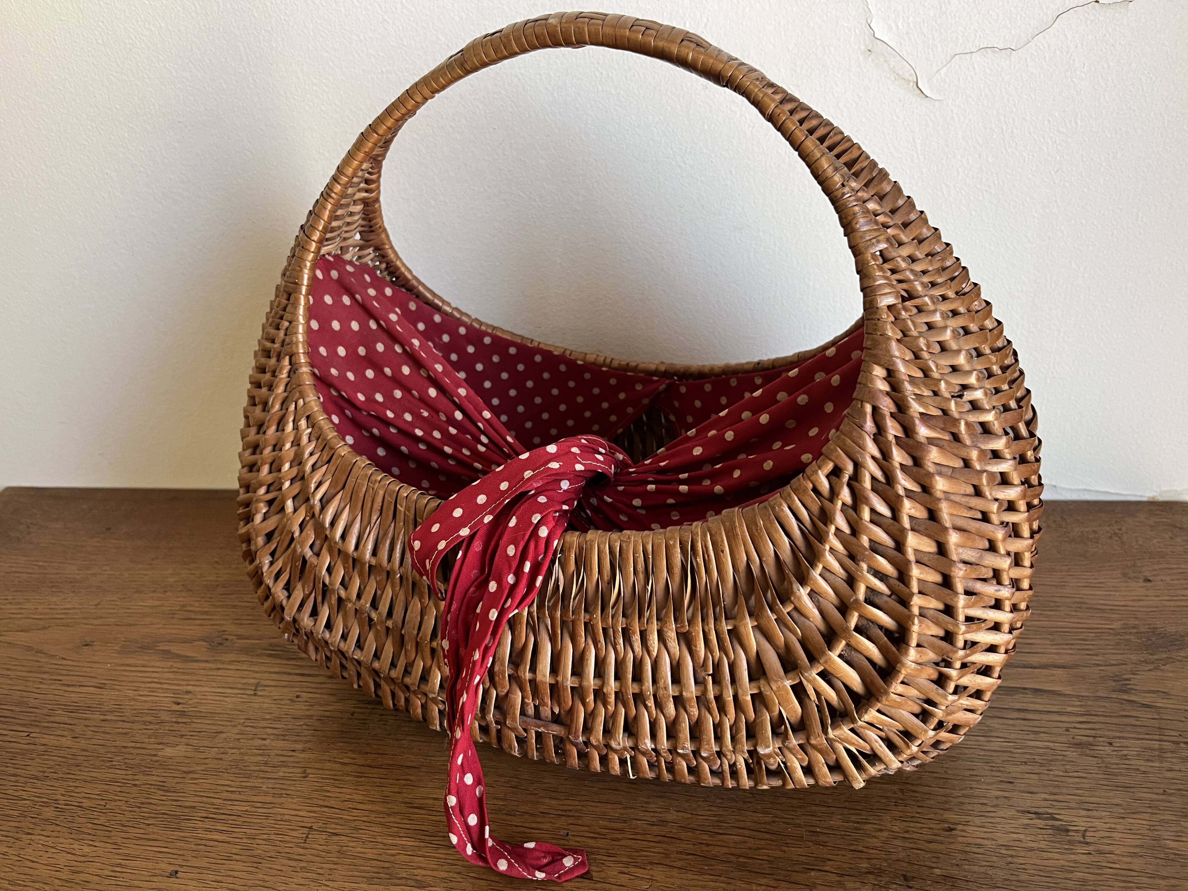 Panier gondole en osier 1960 doublé de coton a pois rouges