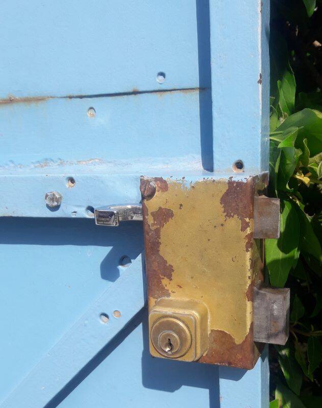 Porte portail H205xL103 ancienne en fer cintrée avec boite aux lettres