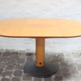 Postmodern round extendable dining table by Arnold Merckx for Arco, The Netherlands 1980s.
