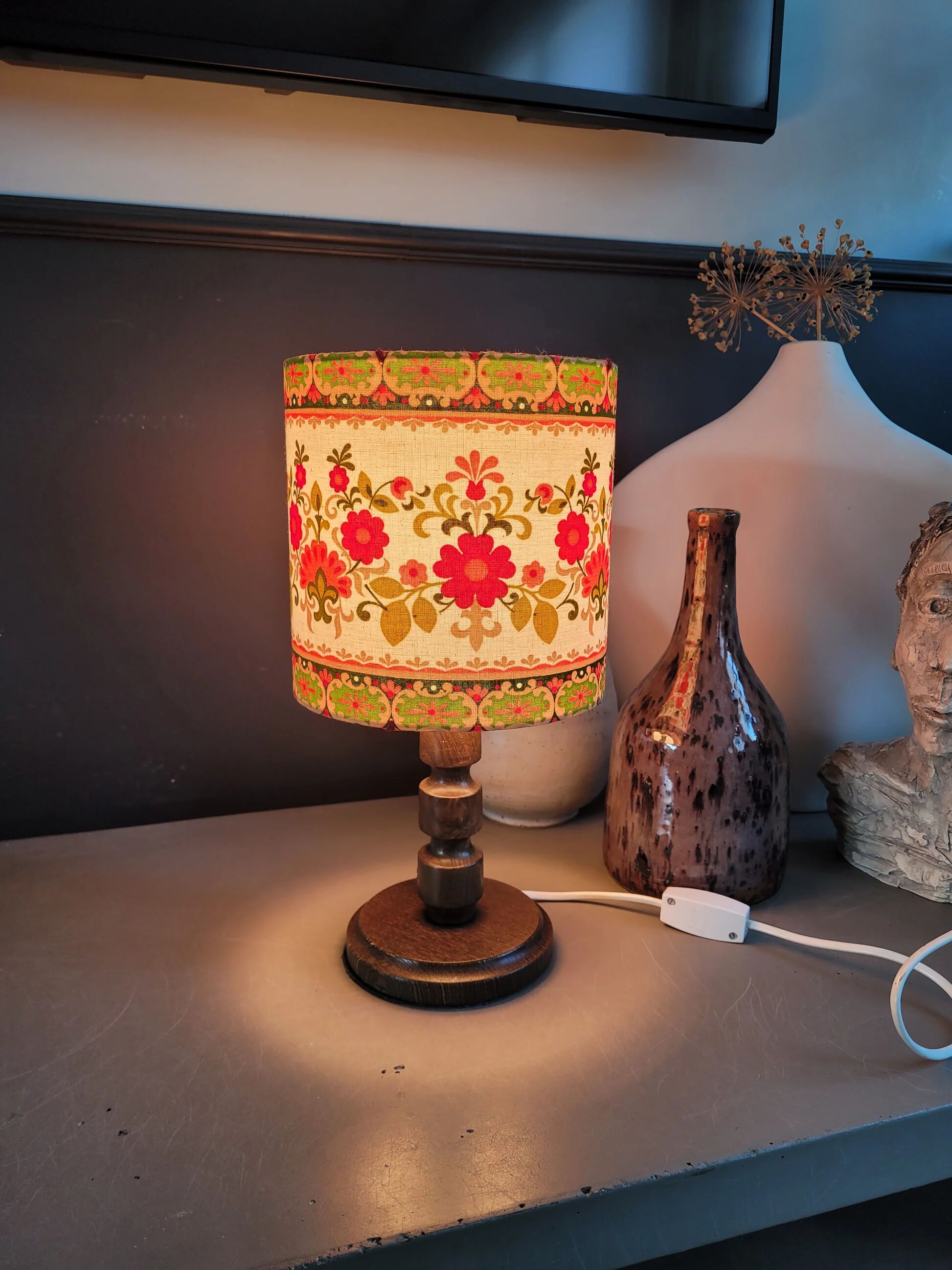 Bedside lamp with turned wooden base and floral shade - Ref 957