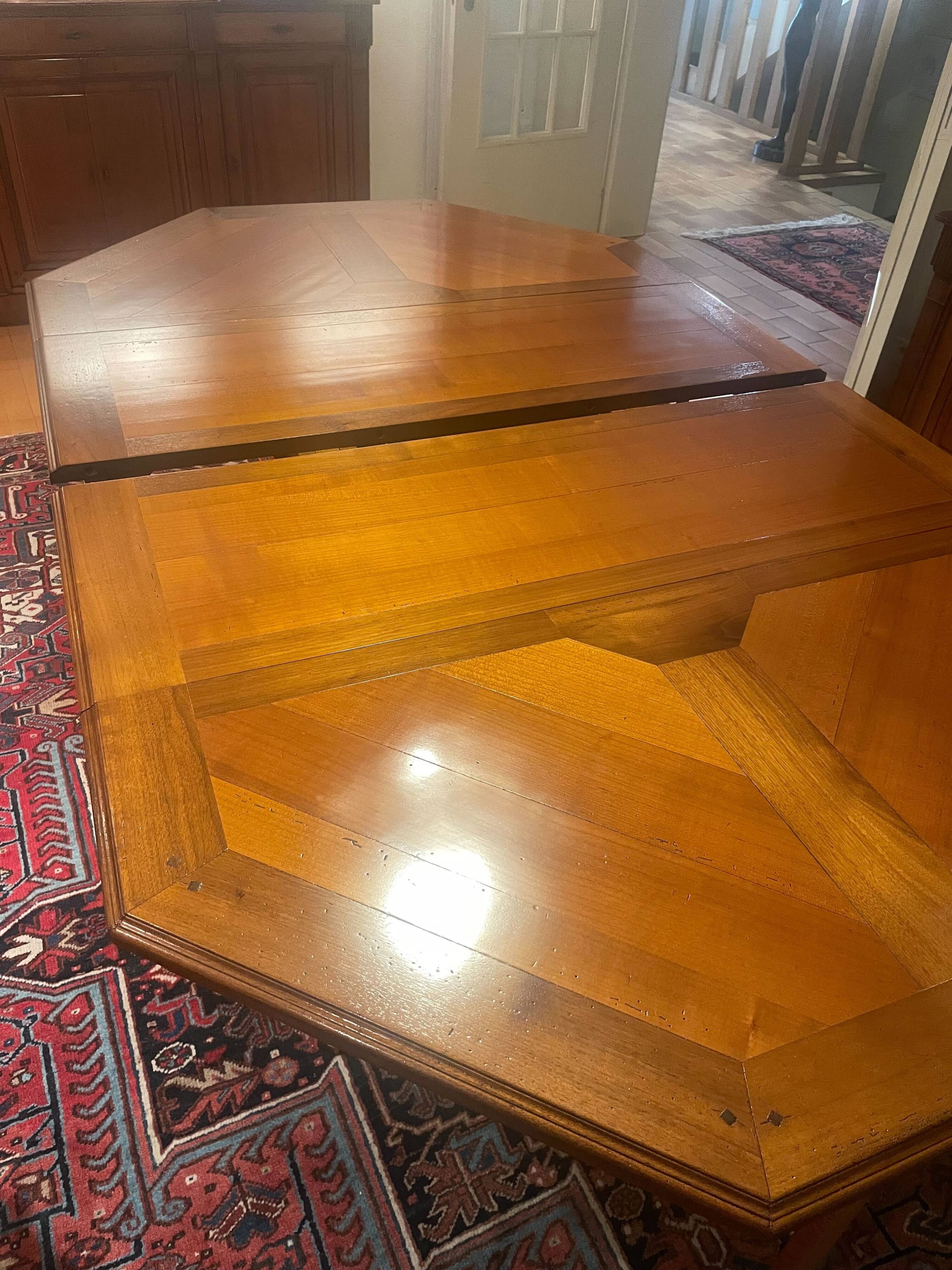 Solid wood table - classic style - very good condition