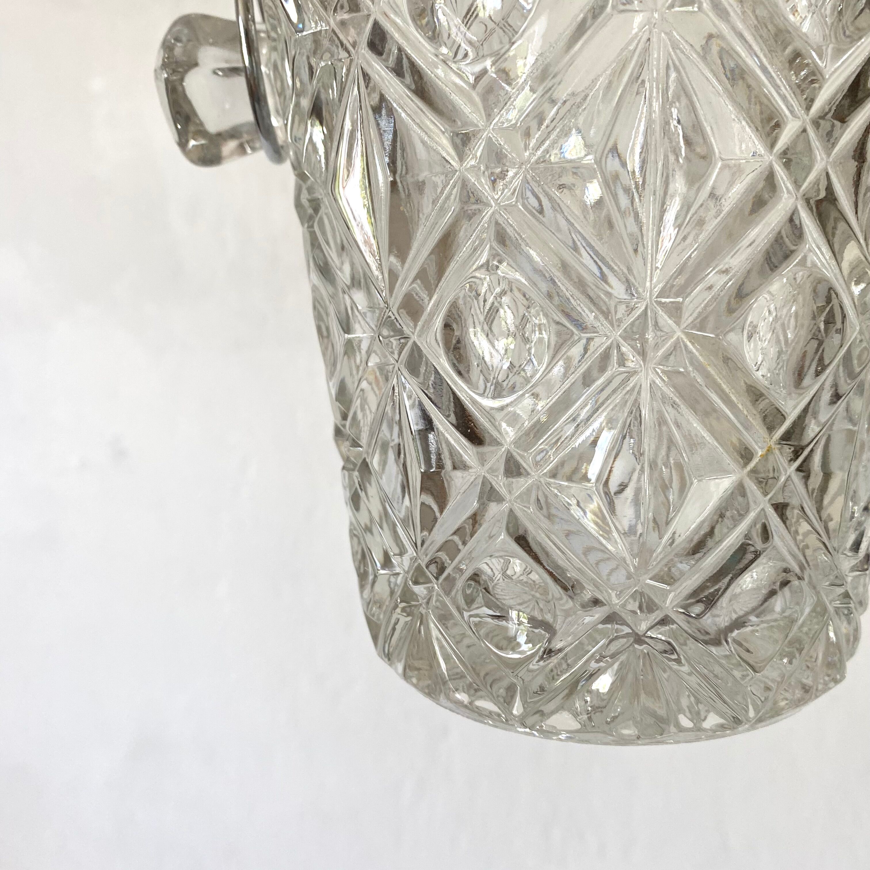 Serrated glass ice bucket