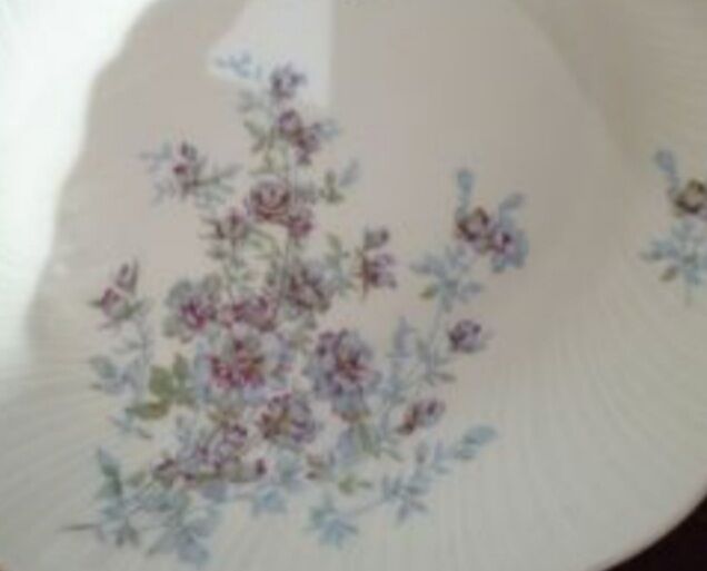 Lot of 4 flat plates, blue flowers model Gabrielle Porcelaine Limoges Bernardaud e
