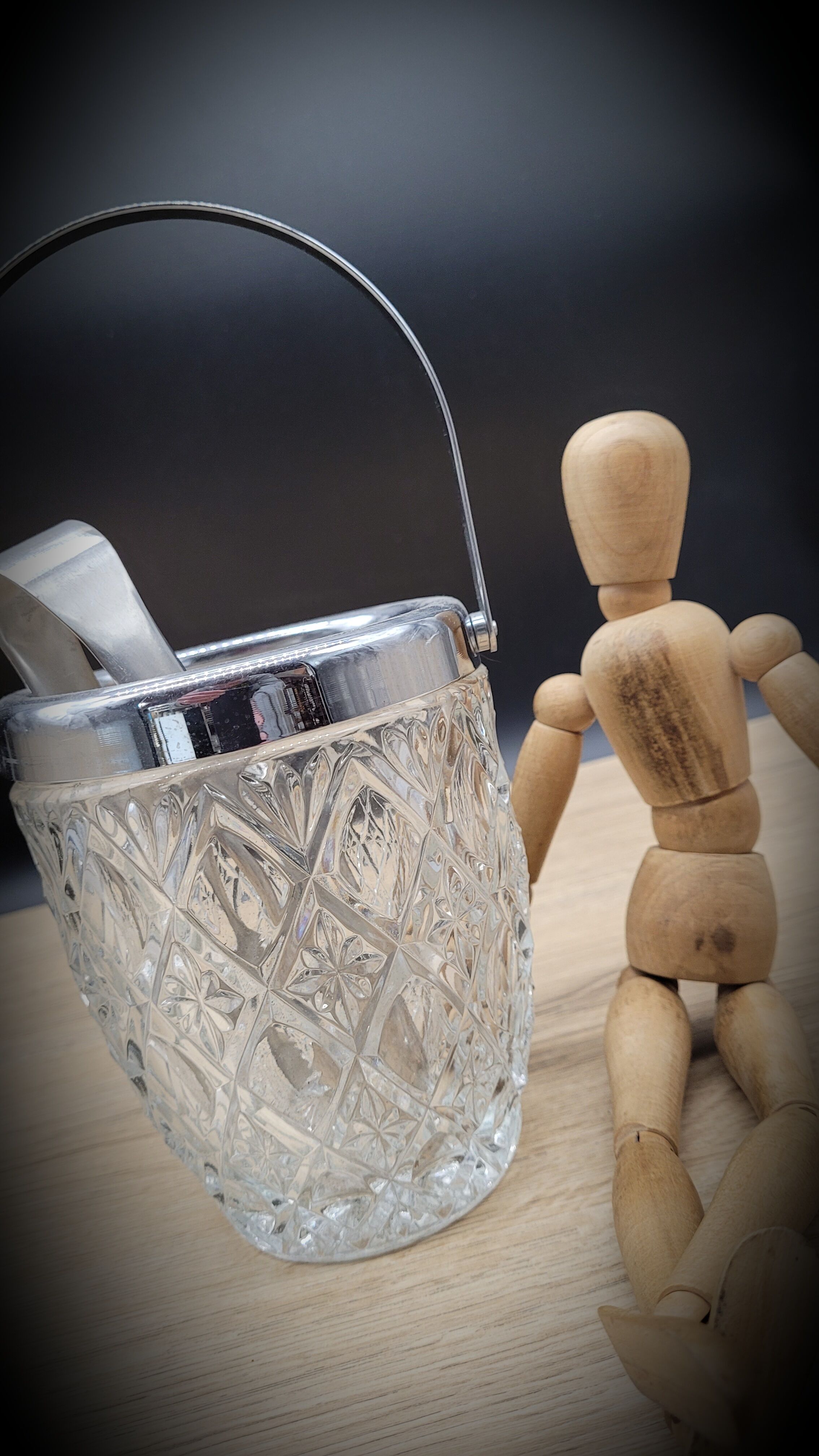 Ice bucket chiseled glass