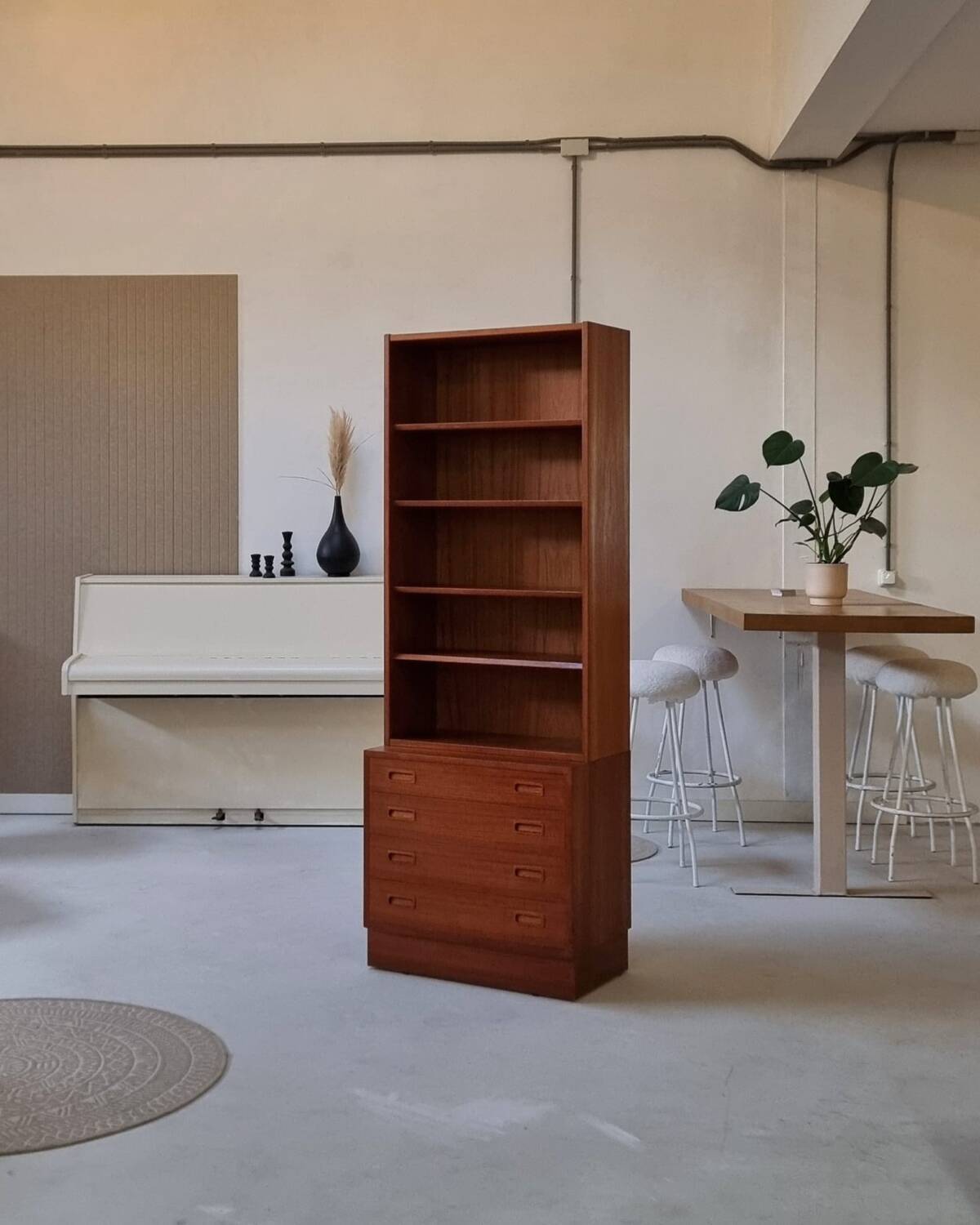 Bibliothèque haute du milieu du siècle