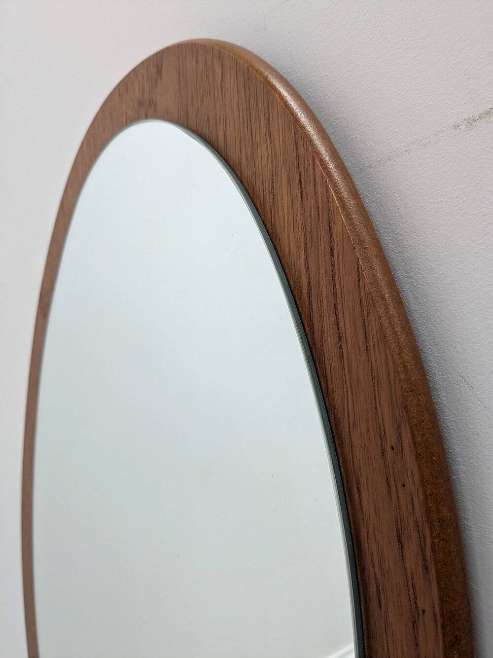 Miroir ovale scandinave en teck – années 60