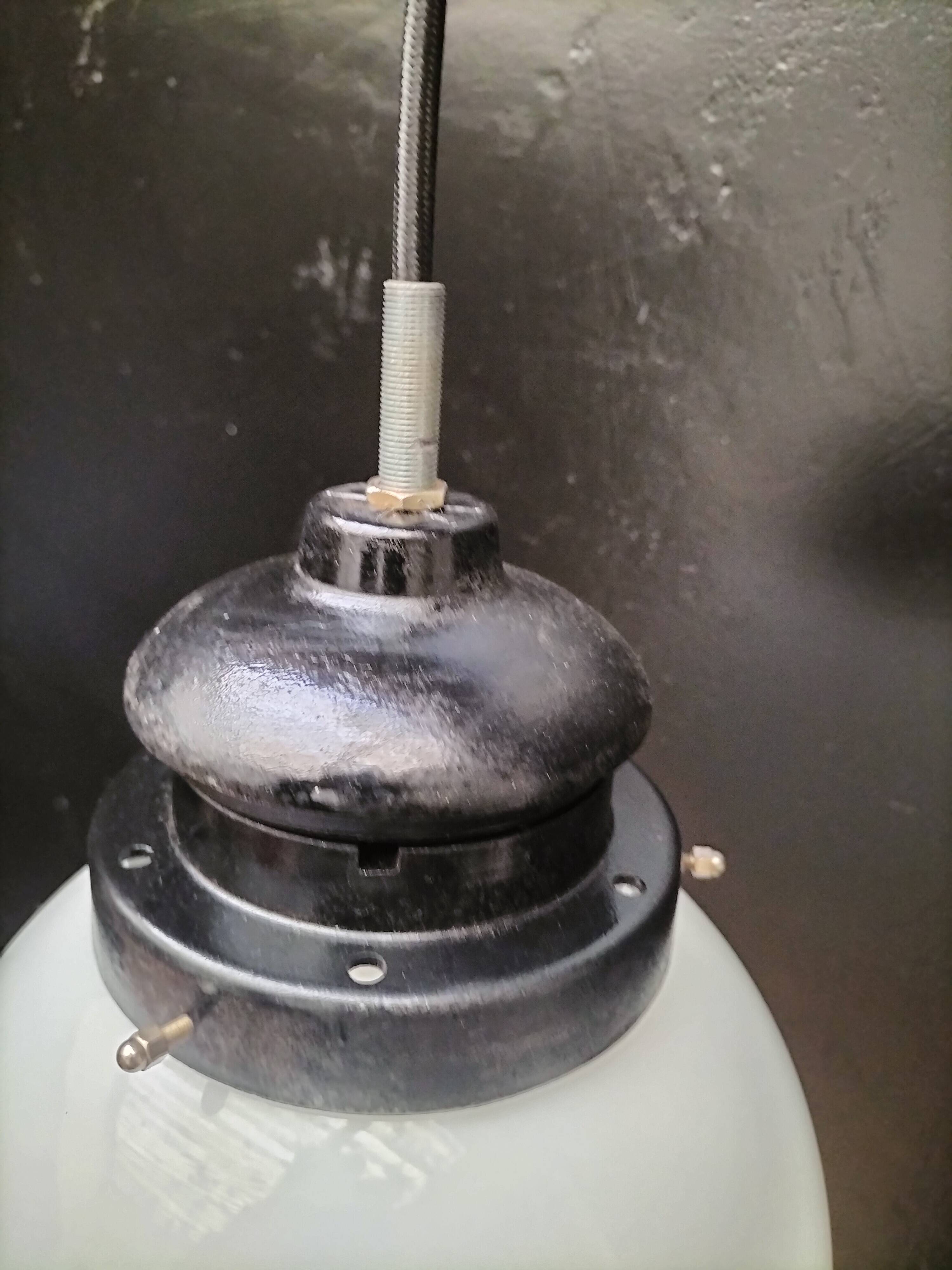 Opaline ball suspension