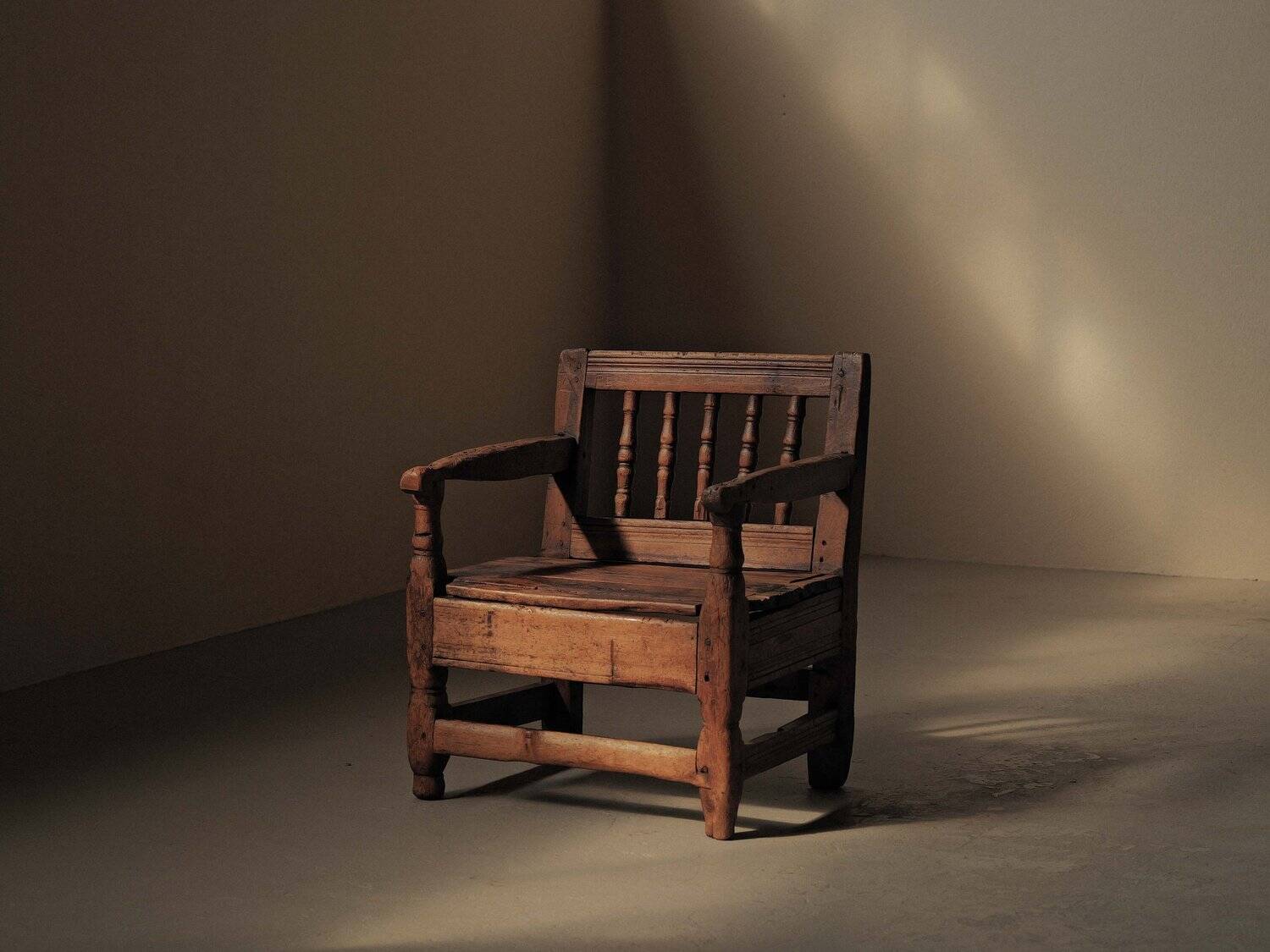 Alpine armchair in larch, 18th century