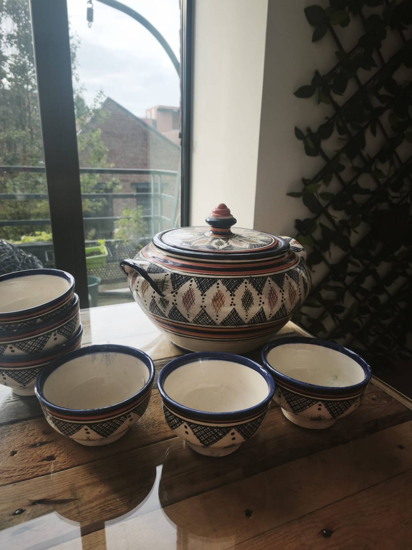 Ceramic soup tureen with its 6 bowls