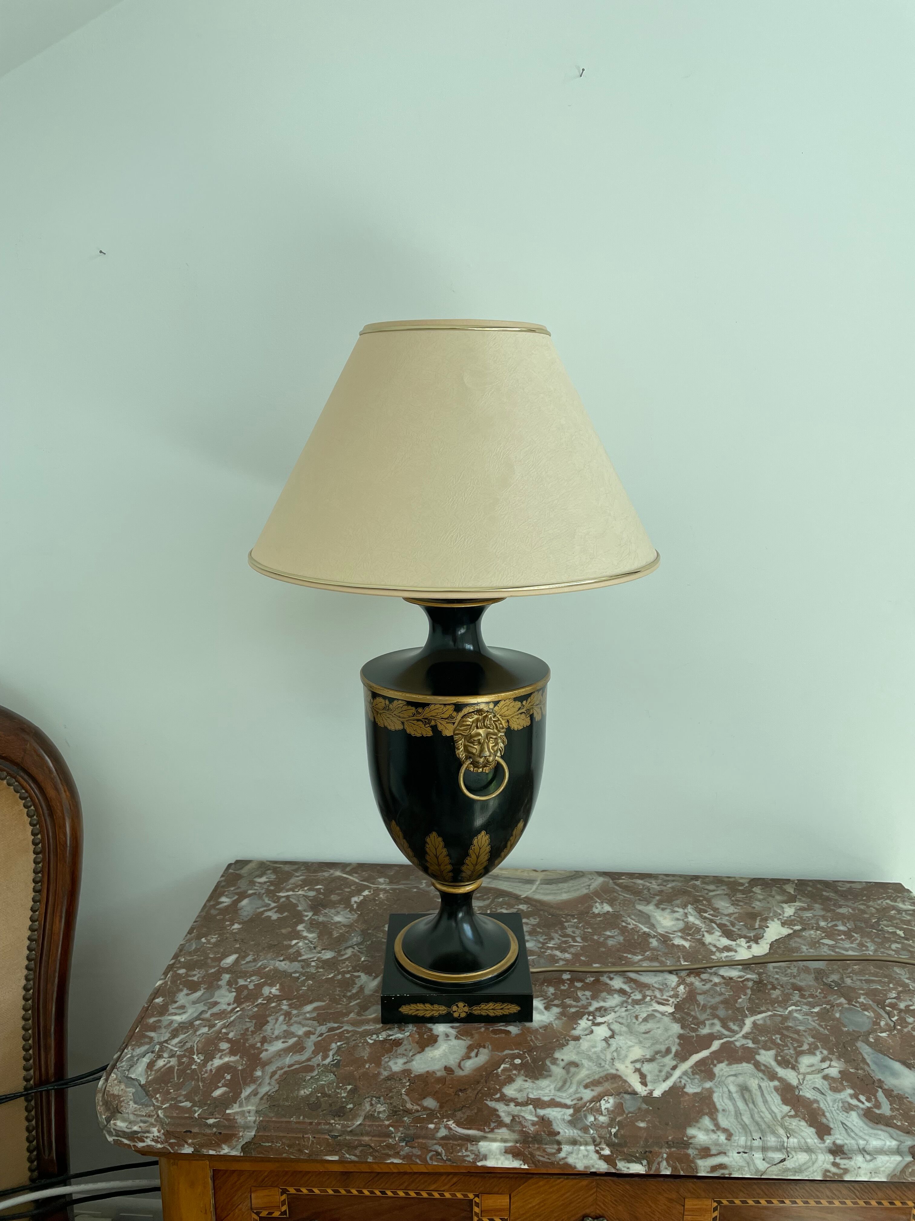 Lampe balustre lions dorés et abat blanc et liserés dorés - hôtel paris opéra garnier