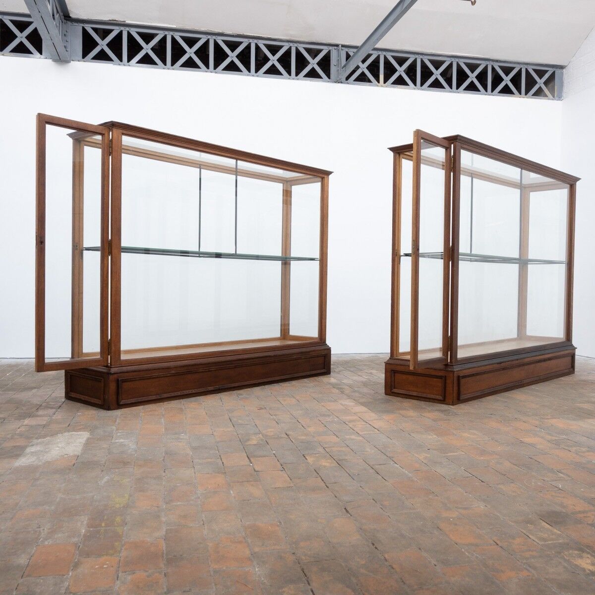 Central museum display cases in oak – Early 20th century