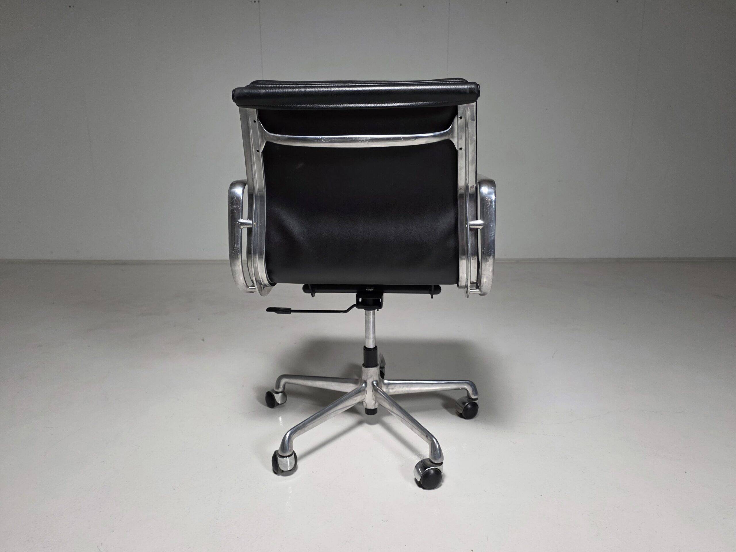 Chaises de bureau EA 217 Soft Pad par Charles et Ray Eames pour ICF, années 1980.