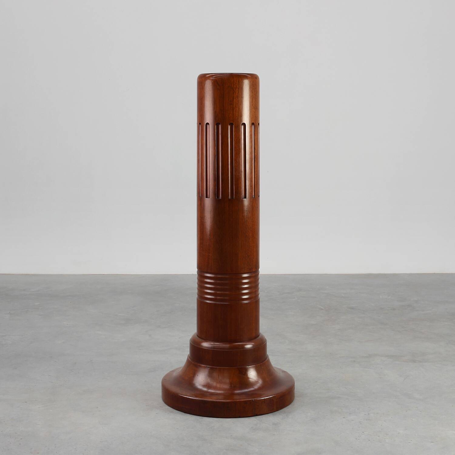 Pédestal en bois massif Art Déco sculptural, France vers 1925