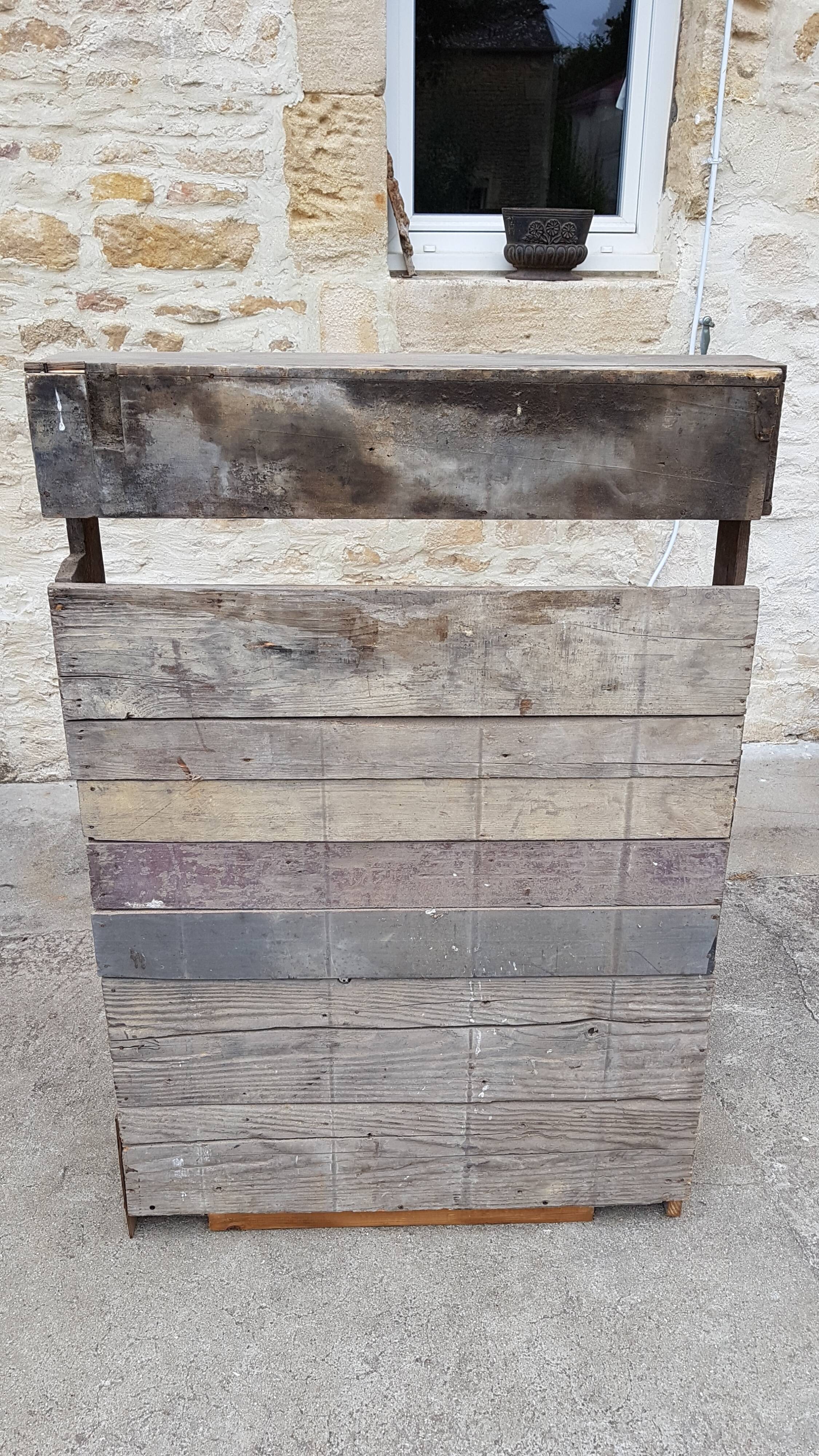 Former wood furniture in compartmentalized wood