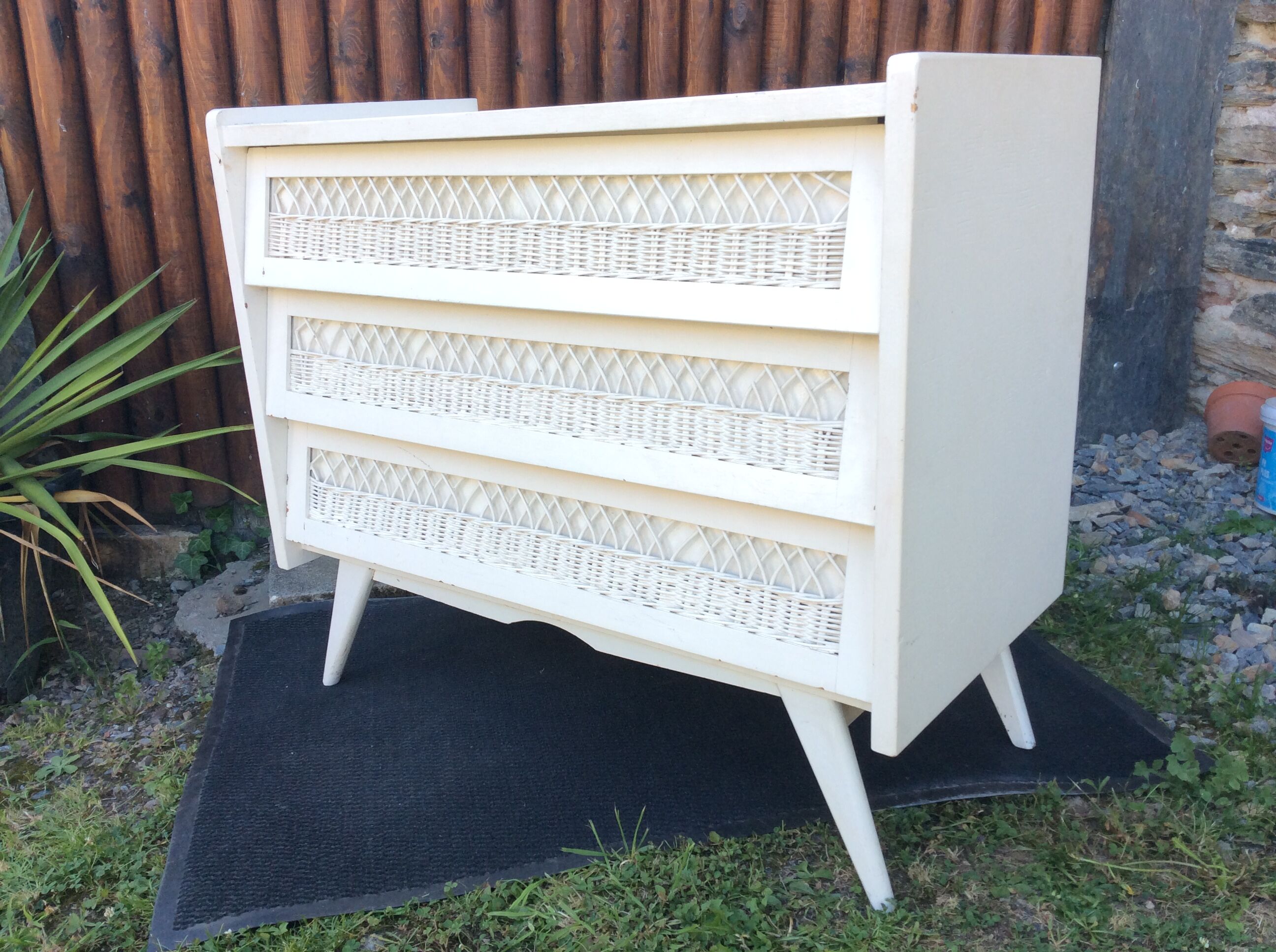 Commode vintage pieds compas tiroirs en rotin laquée blanc.