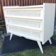 Commode vintage pieds compas tiroirs en rotin laquée blanc.