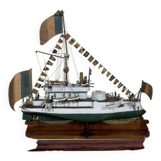 Glass case model of a torpedo boat - Popular art early 20th century