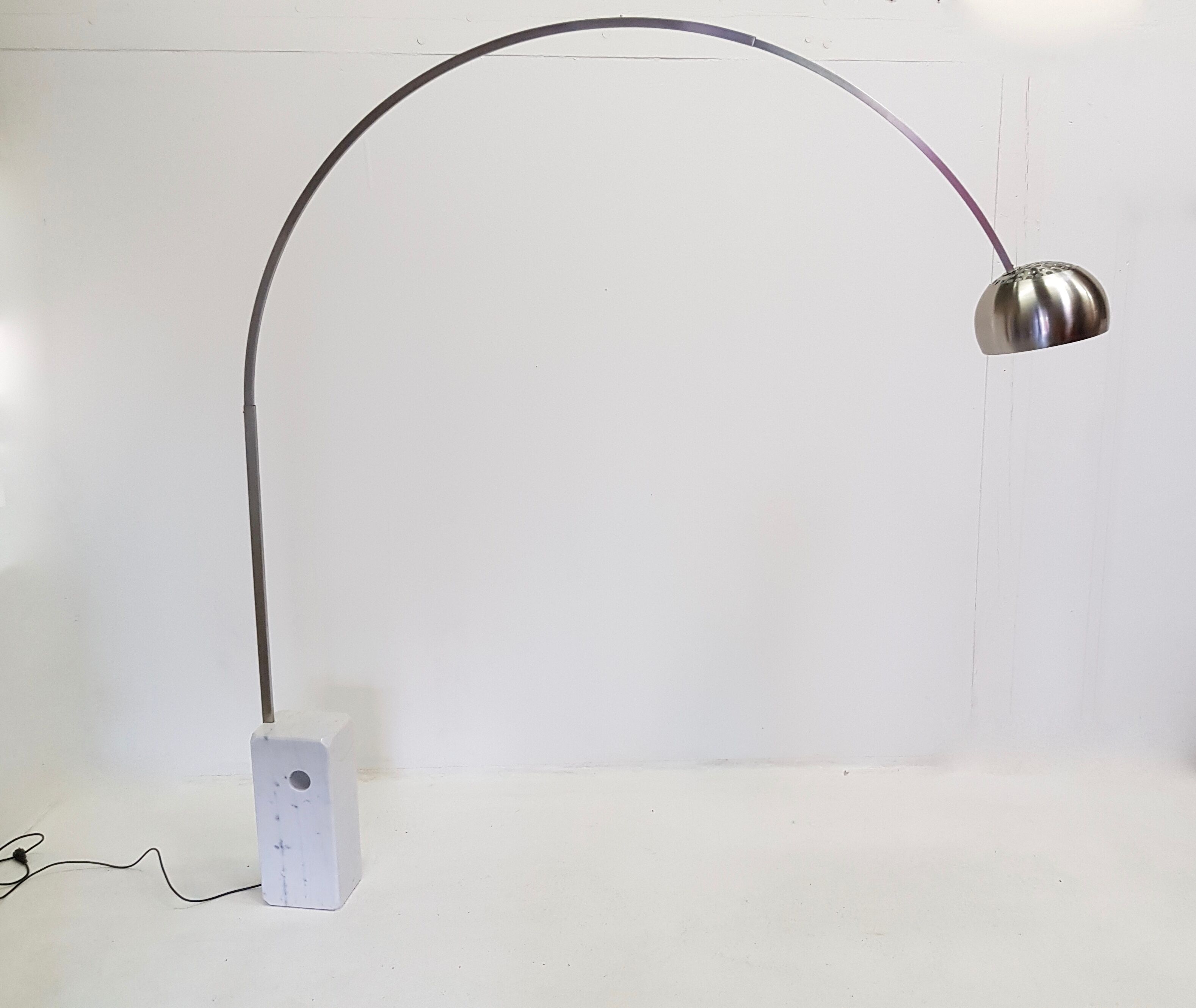 Vintage Arco lamppost marble foot