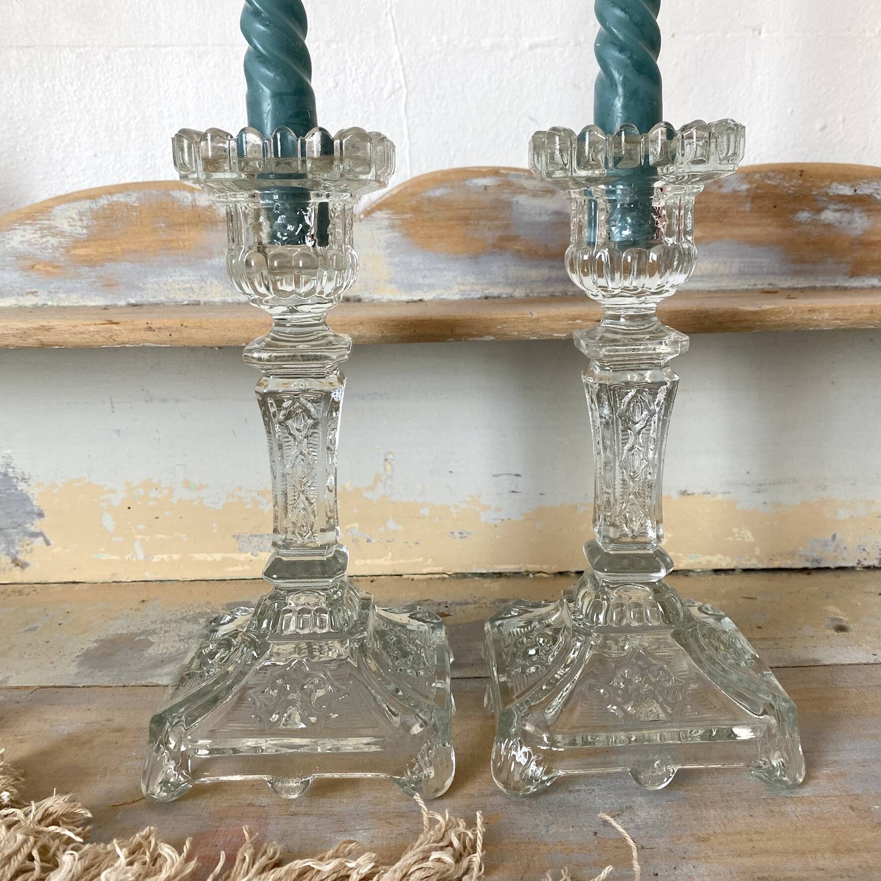 Paire de bougeoirs en verre moulé base carrée