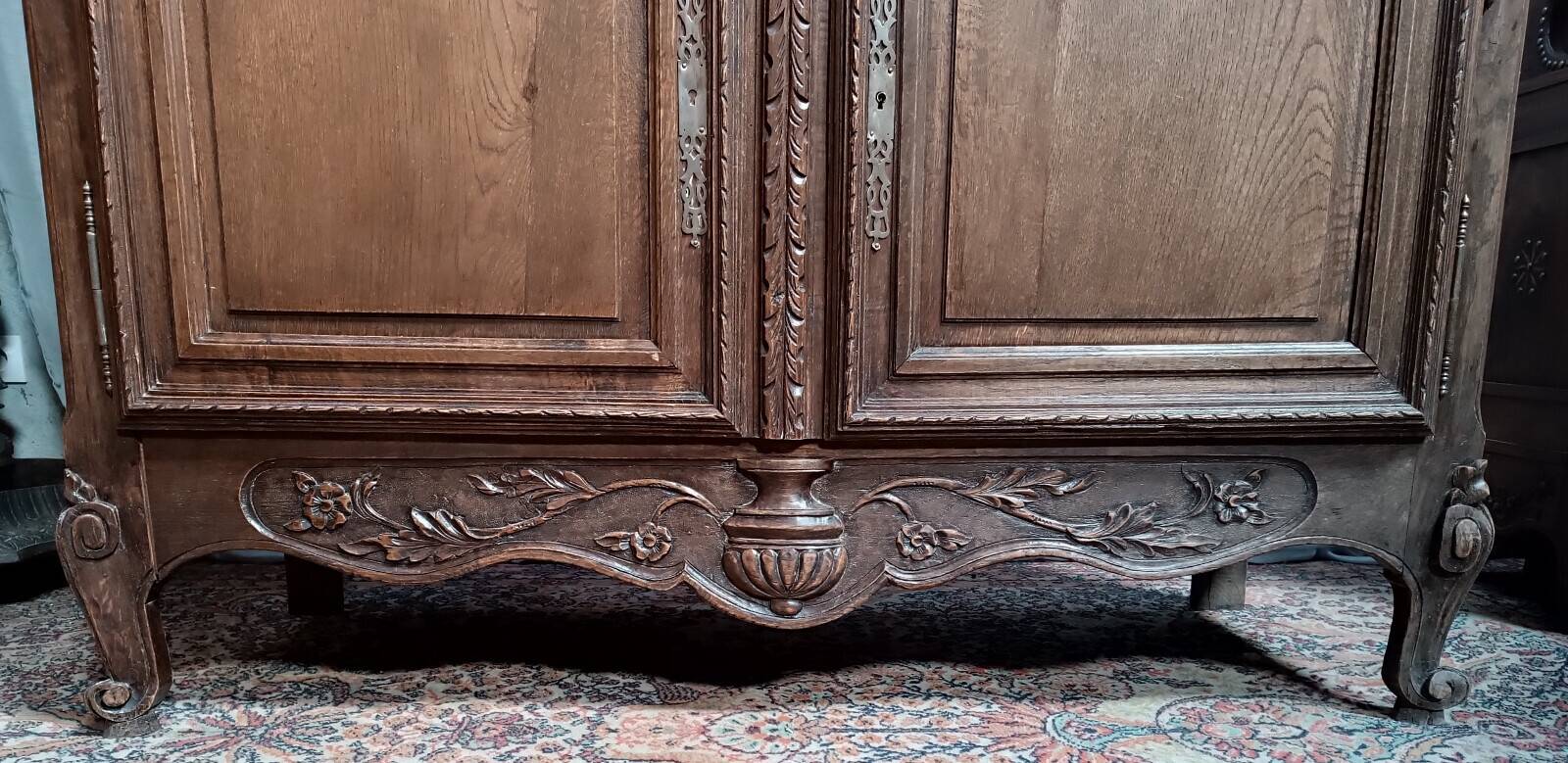Buffet with 2 bodies in carved oak, Louis XV style, 19th century.