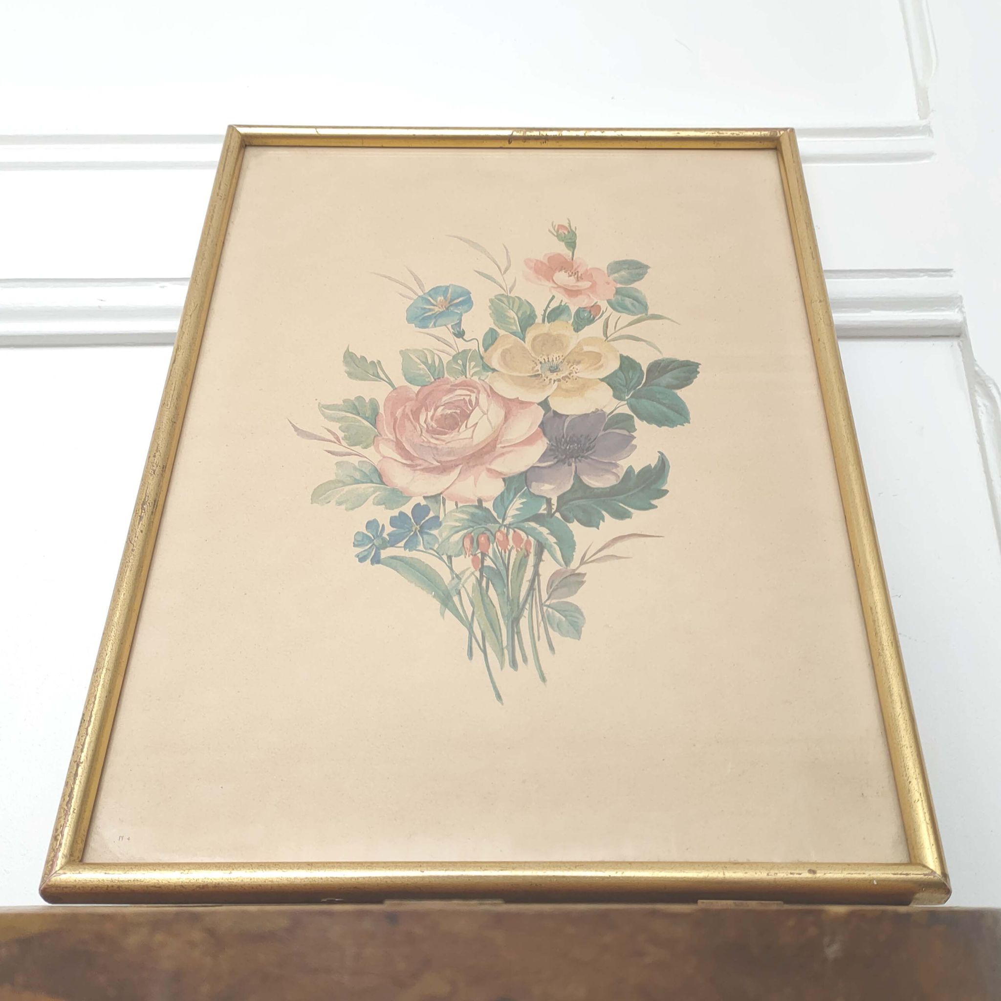 Illustration bouquet fleurs cadre bois doré