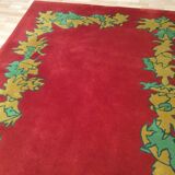 Tapis rouge et jaune rectangulaire