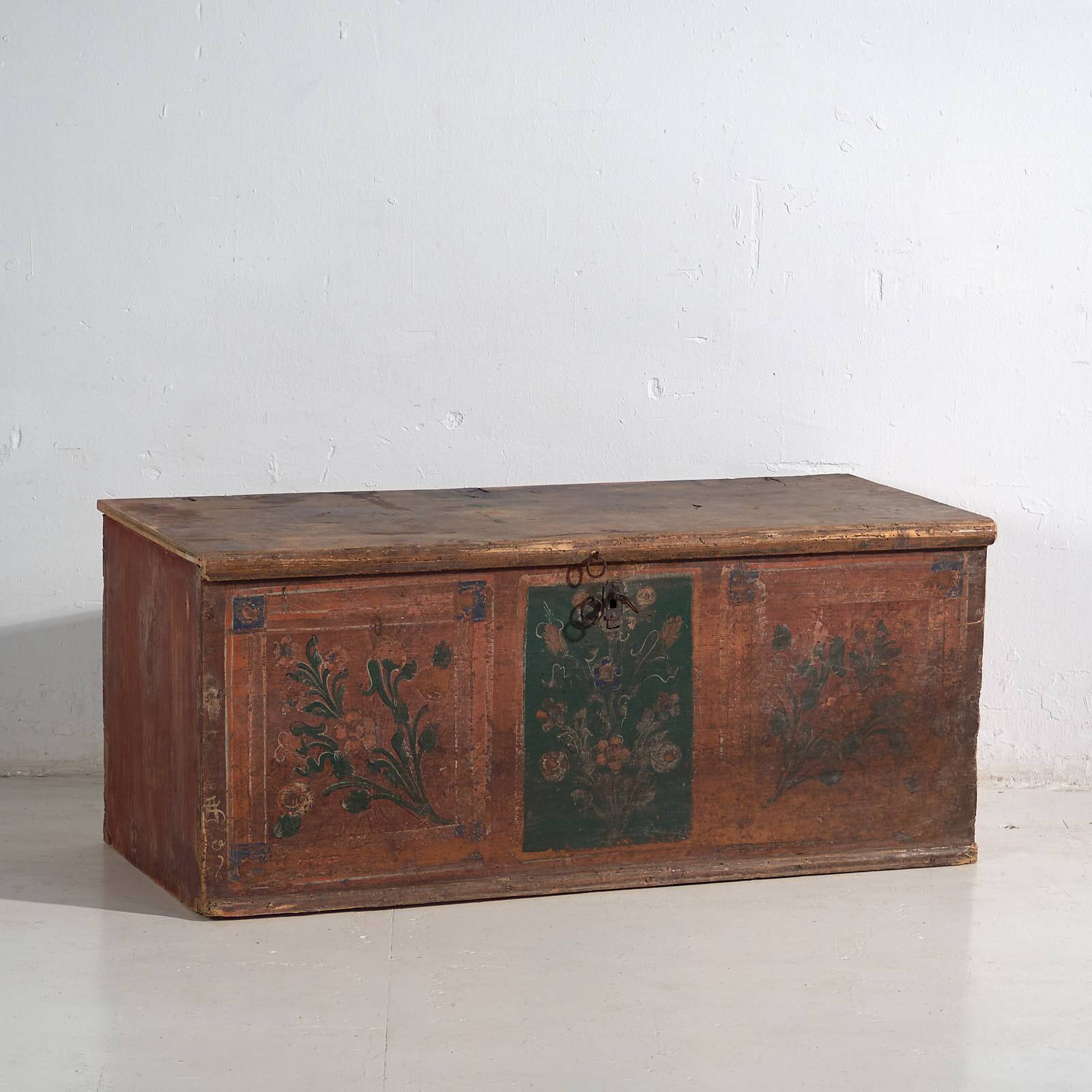 Antique trunk with floral motifs (c.1920) #24